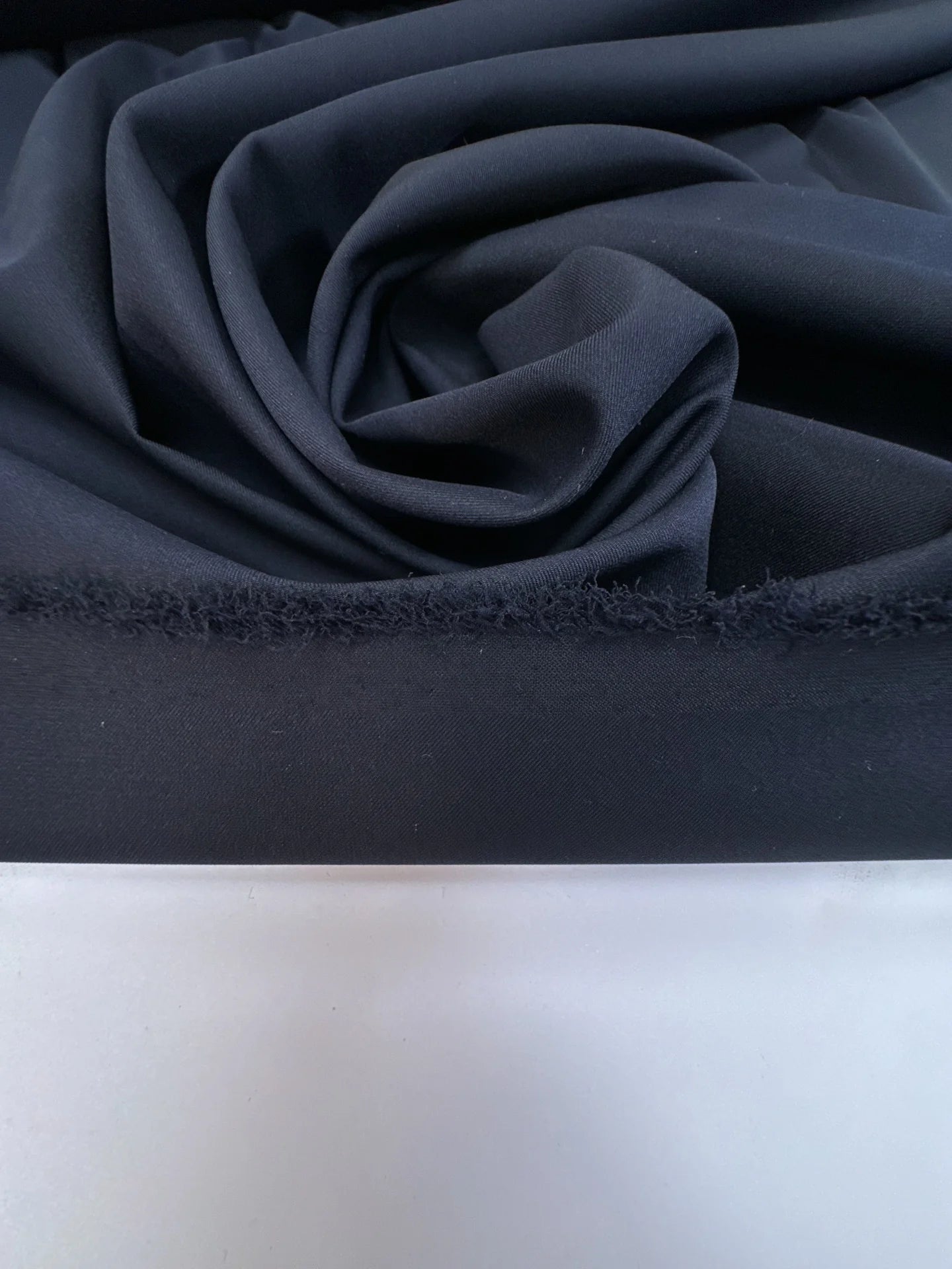 Attēls ar Itālijas vilnas tvila audums kleitām un blūzēm – violeti melns | 60% vilna, 28% poliamīds, 6% zīds, 6% elastāns | 175 g/m² | 146 cm – pieejams Šarlotes audumi