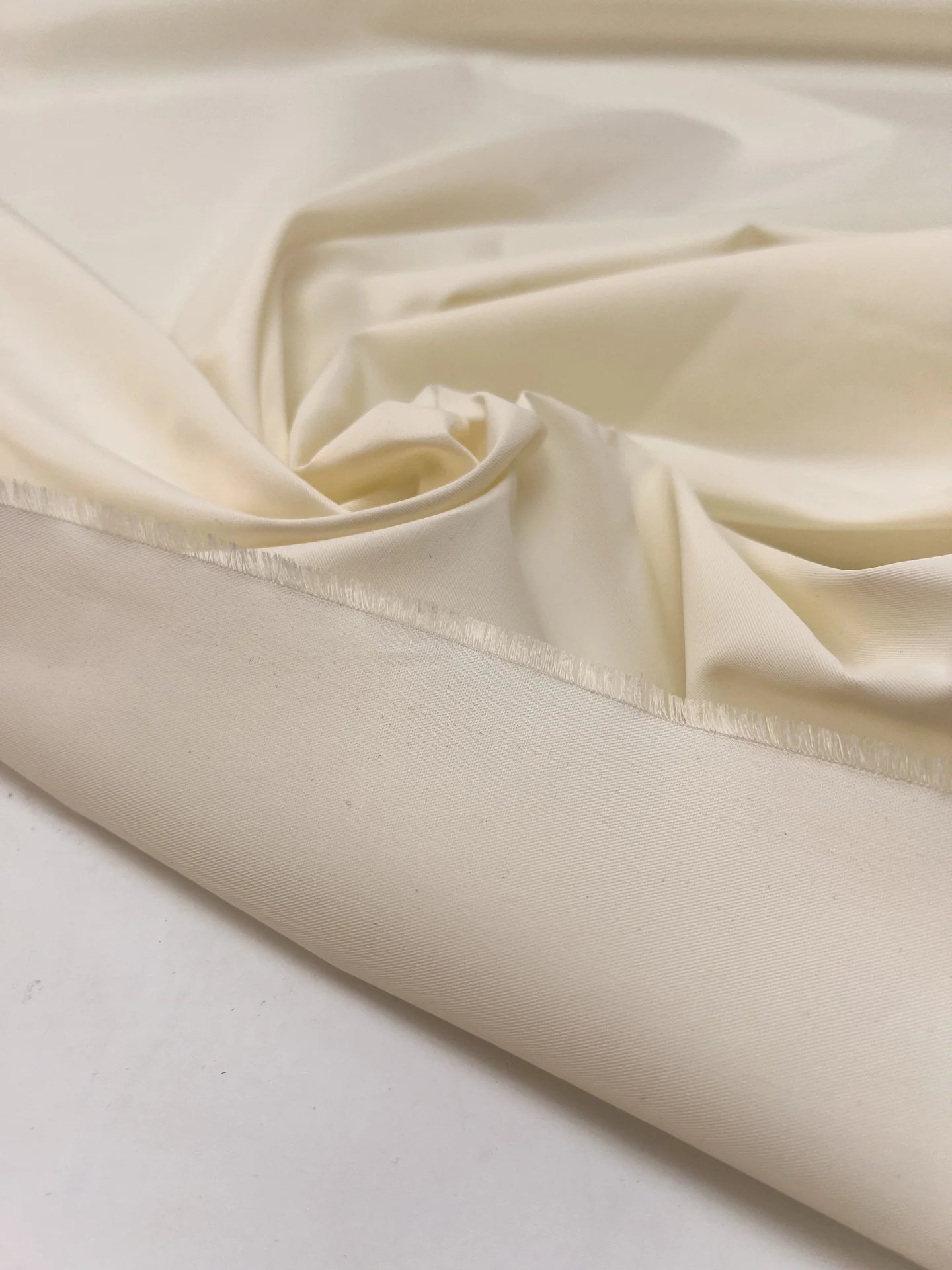 Attēls ar Itālijas viskozes un zīda tvila audums – balti krēmīgs tonis | 89% viskoze, 11% zīds | 115 g/m² | 158 cm – pieejams Šarlotes audumi
