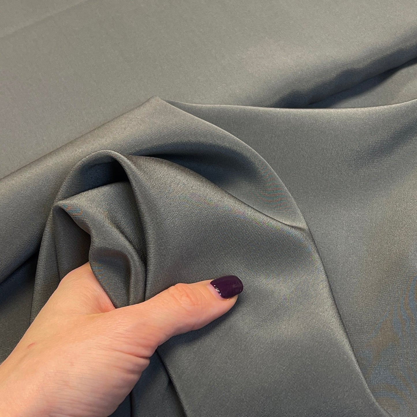 Attēls ar Itālijas Zīda šifons - pelēks 140 cm | 60 g/m² – pieejams Šarlotes audumi