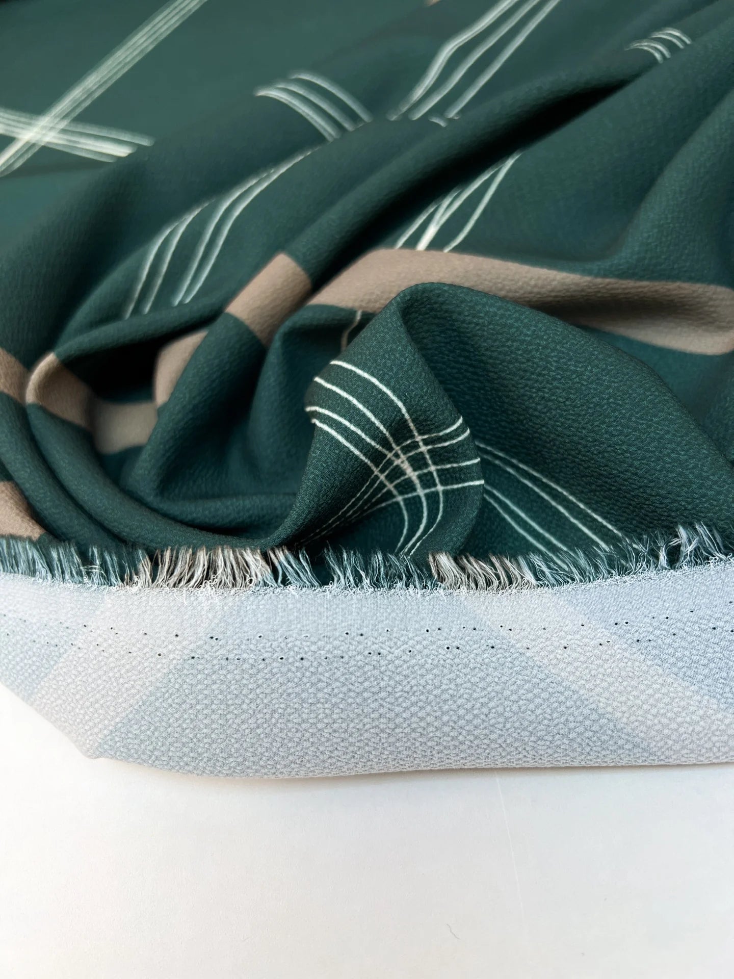 Attēls ar Itāļu krepa audums ar ģeometrisku rakstu | Poliesters 94% Elastāns 6% | 150 cm – pieejams Šarlotes audumi