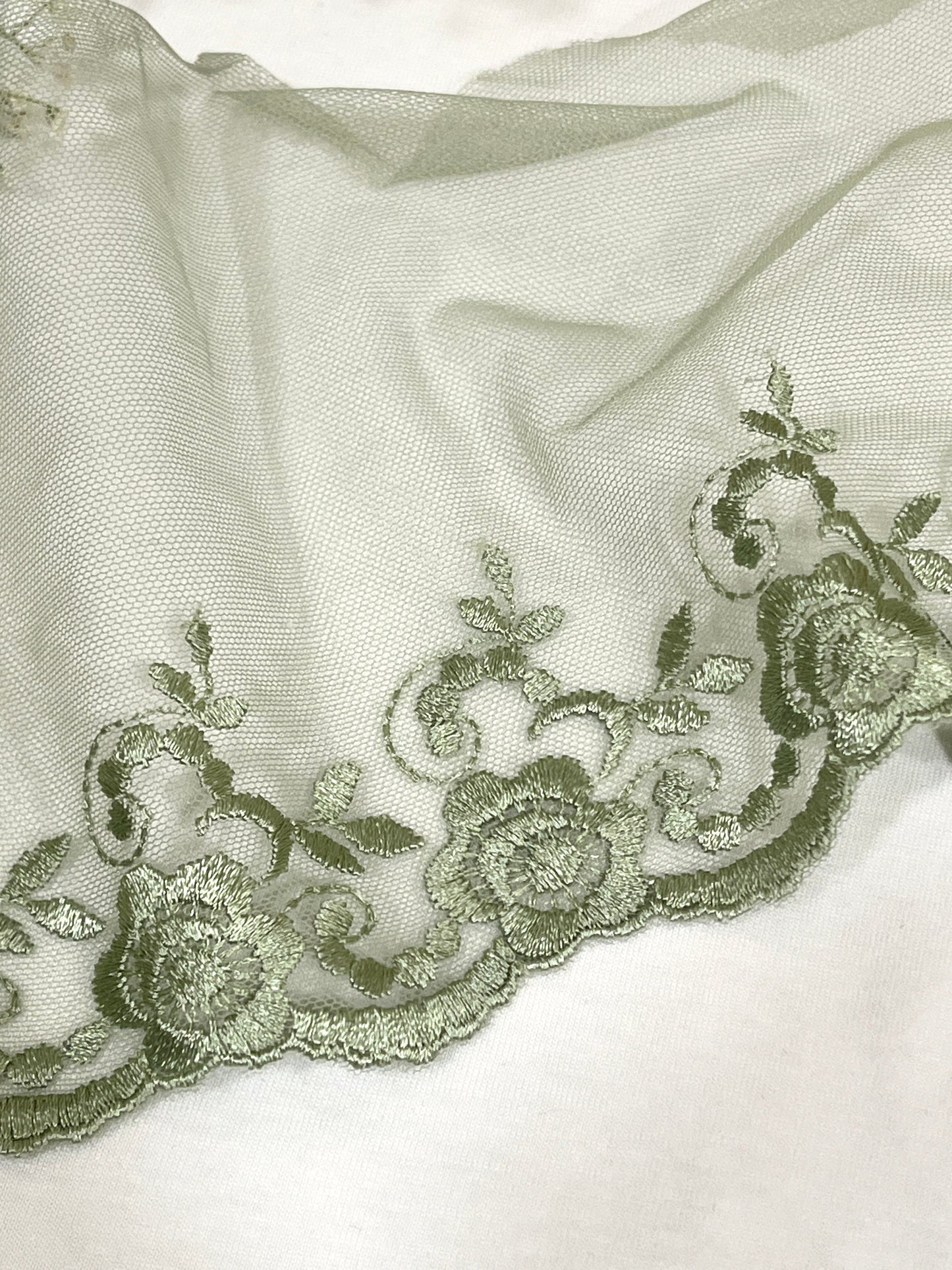 Image avec dentelle brodée 13 cm - vert sauge – disponible chez Šarlotes audumi