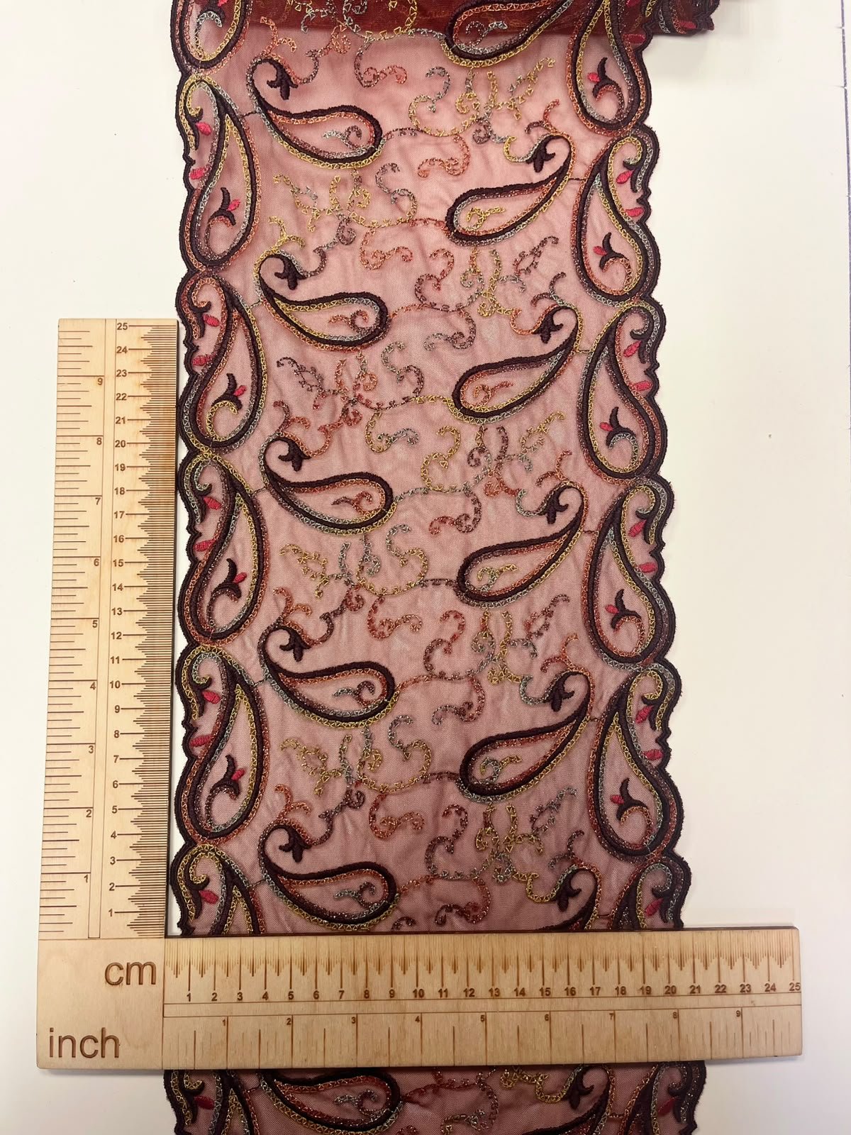 Embroidered lace, 22 cm, dark pink with gold accents – available online at Šarlotes audumi