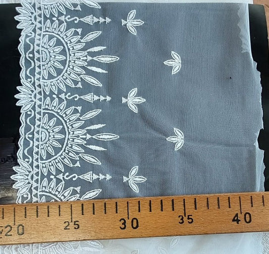 Siuvinėta tiulio nėrinė, 20 cm, porceliano baltumo – internetu „Šarlotes audumi“