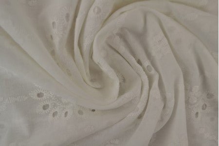 Izšūts kokvilnas audums - balts ziedu motīvs 100 g/m²