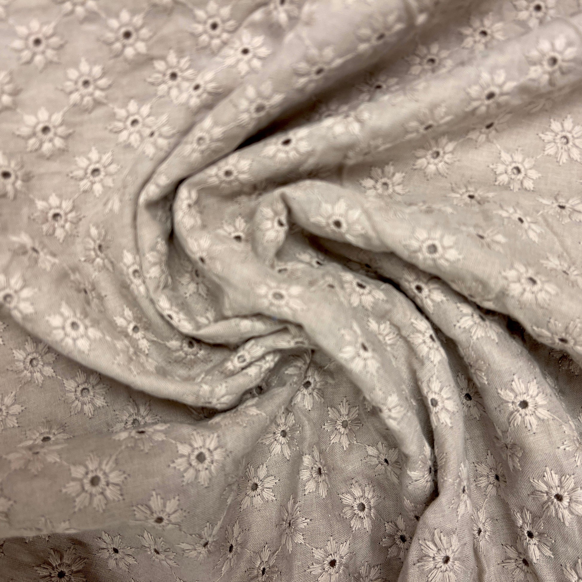 Izšūts kokvilnas audums - tumši bēšs puķīšu motīvs 110 g/m²