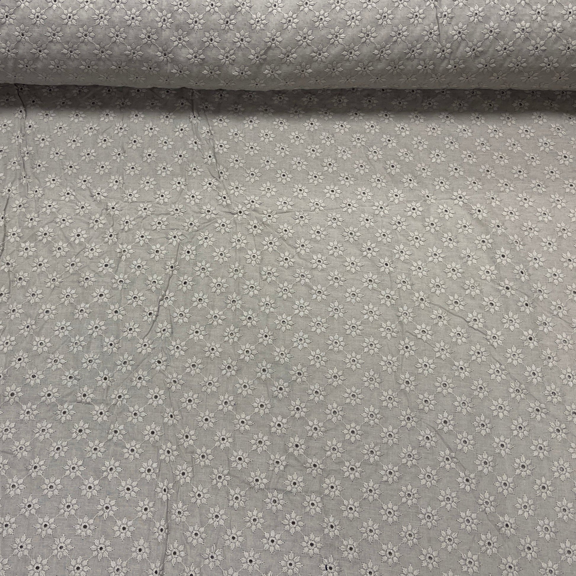 Izšūts kokvilnas audums - tumši bēšs puķīšu motīvs 110 g/m²