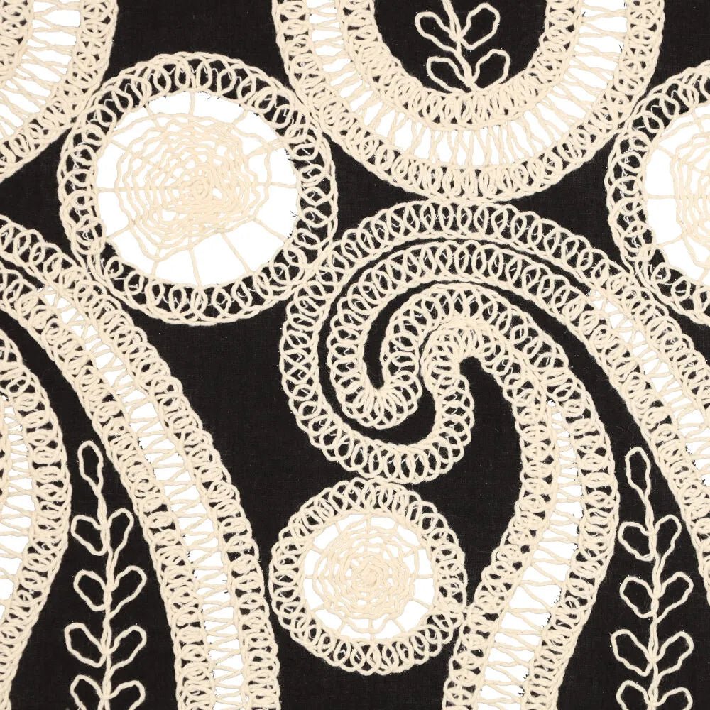 Izšūts kokvilnas audums - ziedi uz melna fona 270 g/m²