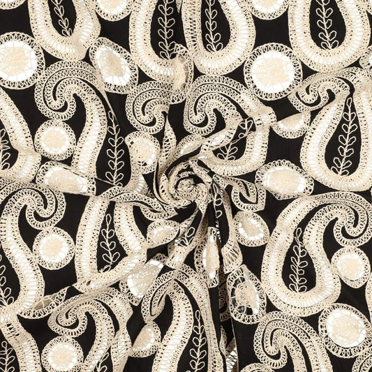 Izšūts kokvilnas audums - ziedi uz melna fona 270 g/m²