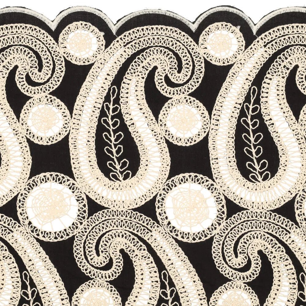 Izšūts kokvilnas audums - ziedi uz melna fona 270 g/m²