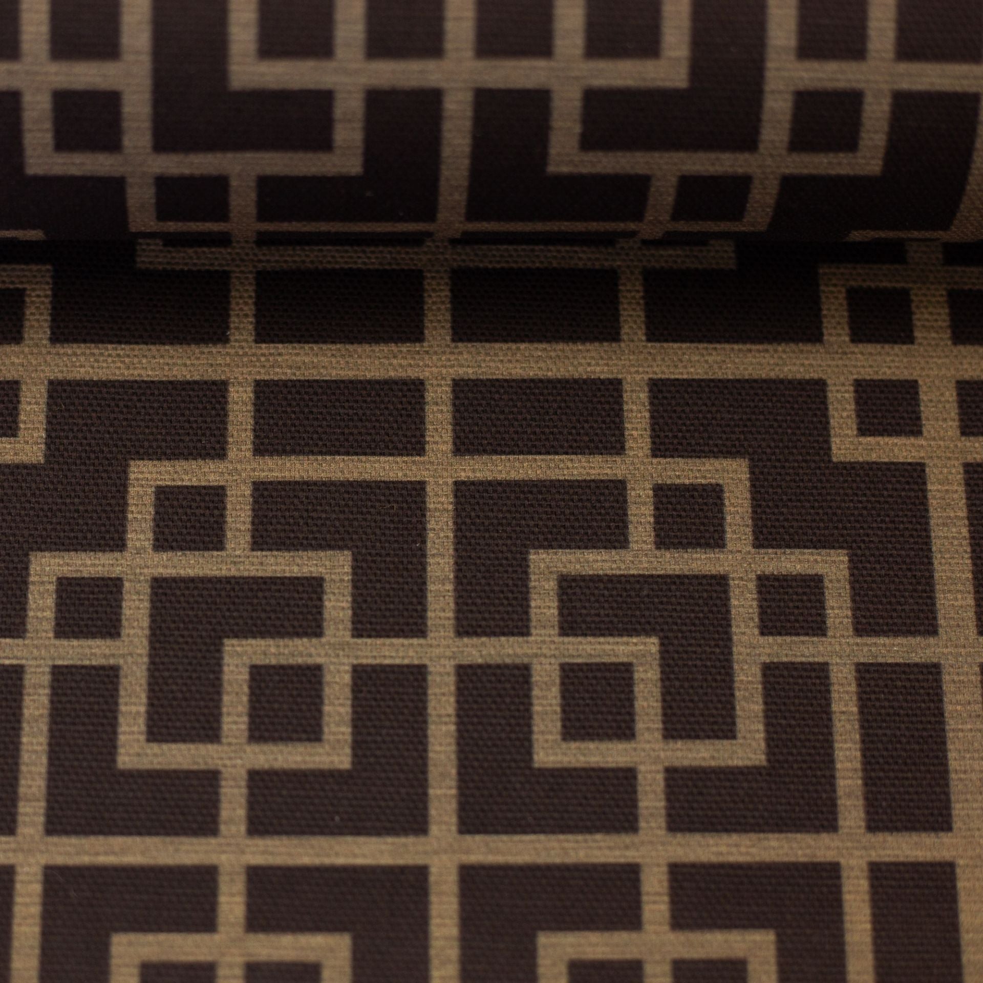 Kanvas audums - ģeometrisks raksts uz brūna fona 220 g/m²