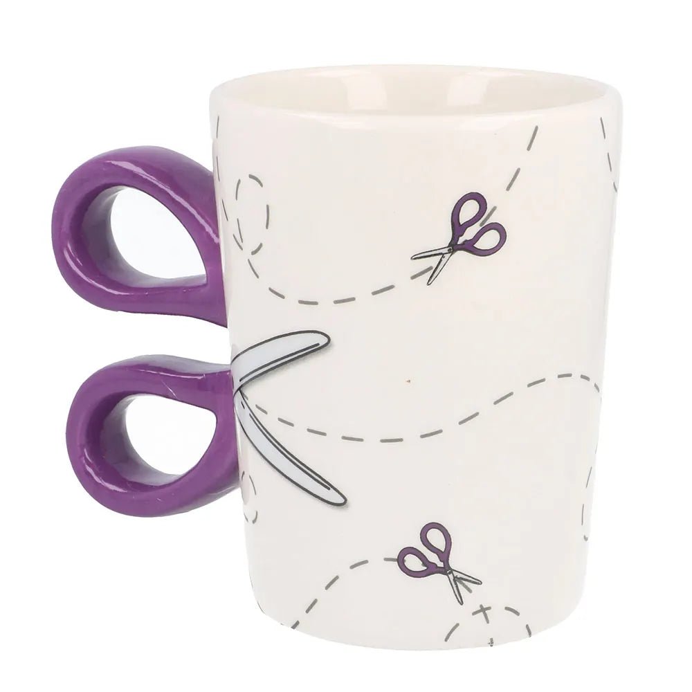 Attēls ar Keramikas krūze “Sew Tasty” ar šķērēm | 500 ml – pieejams Šarlotes audumi