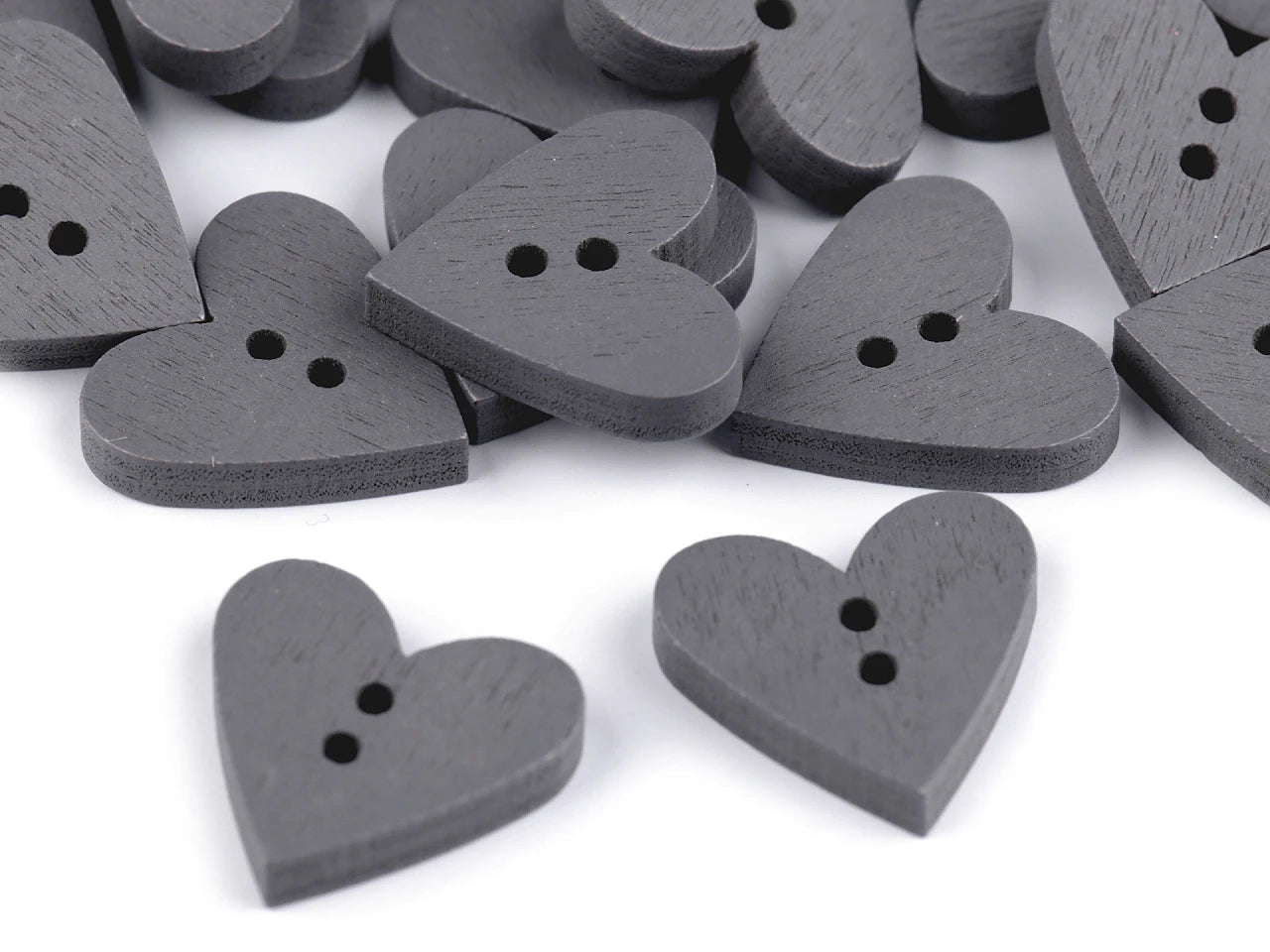 Attēls ar Koka pogas 18 x 19 mm - sirds| dažādu toņu – pieejams Šarlotes audumi