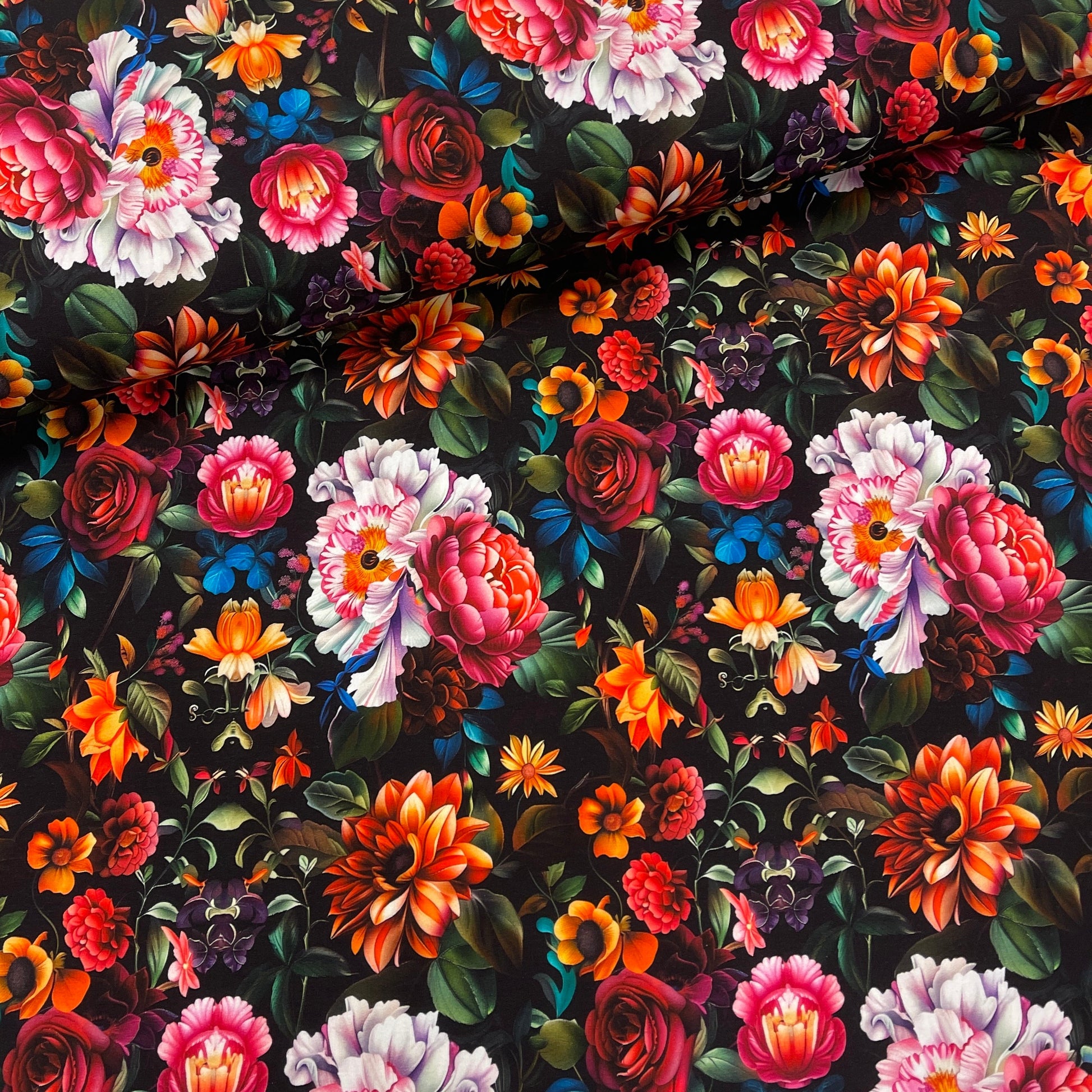 Kokvilnas cilpiņtrikotāža - košie ziedi 230 g/m²