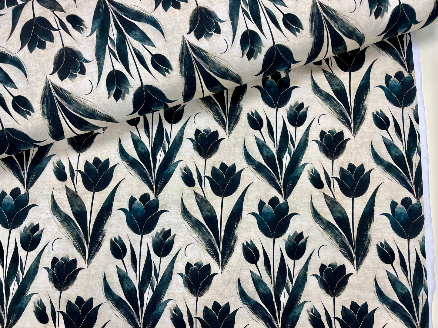 Kokvilnas cilpiņtrikotāža - melnās tulpes 250 g/m²