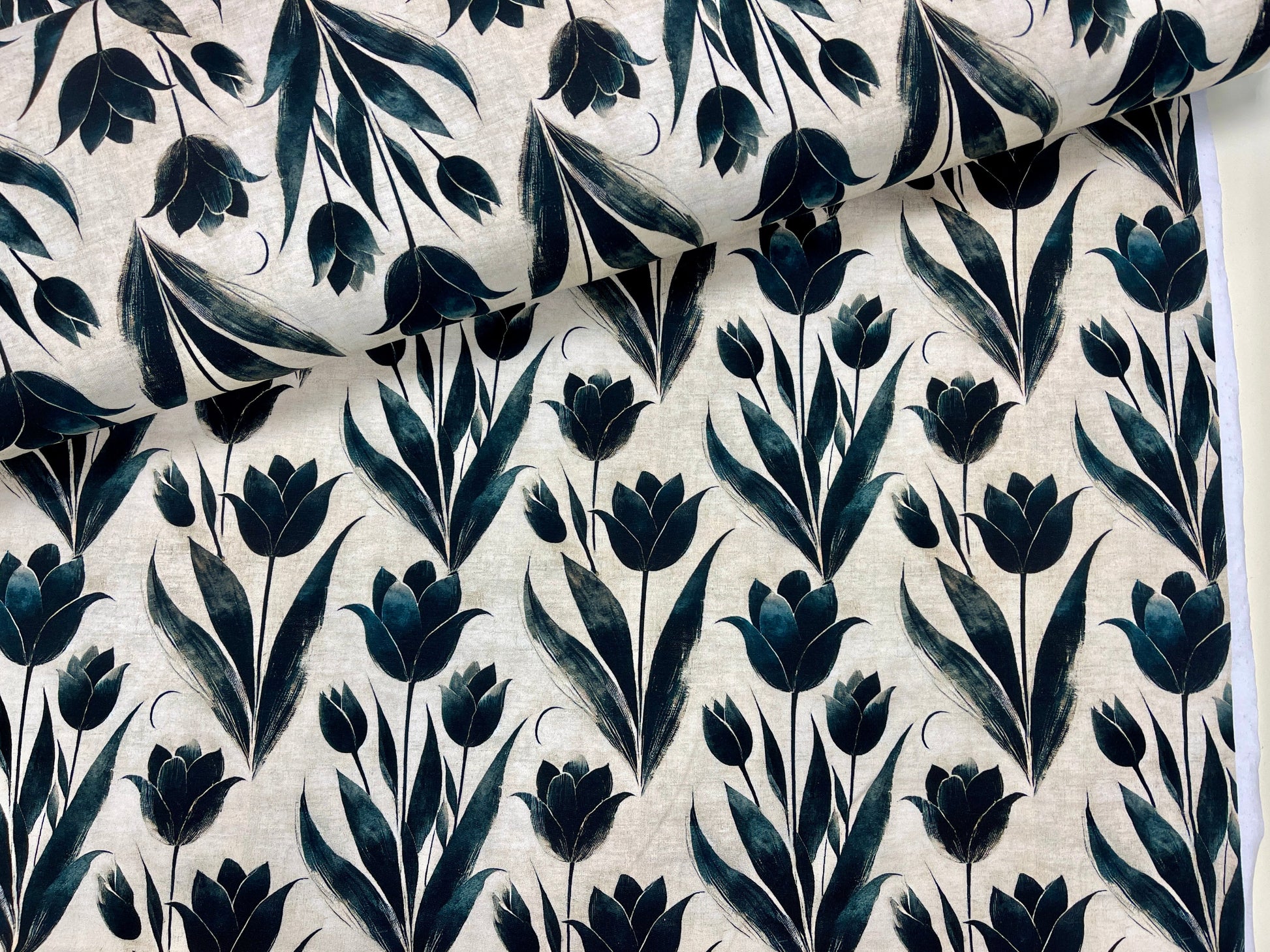 Kokvilnas cilpiņtrikotāža - melnās tulpes 250 g/m²