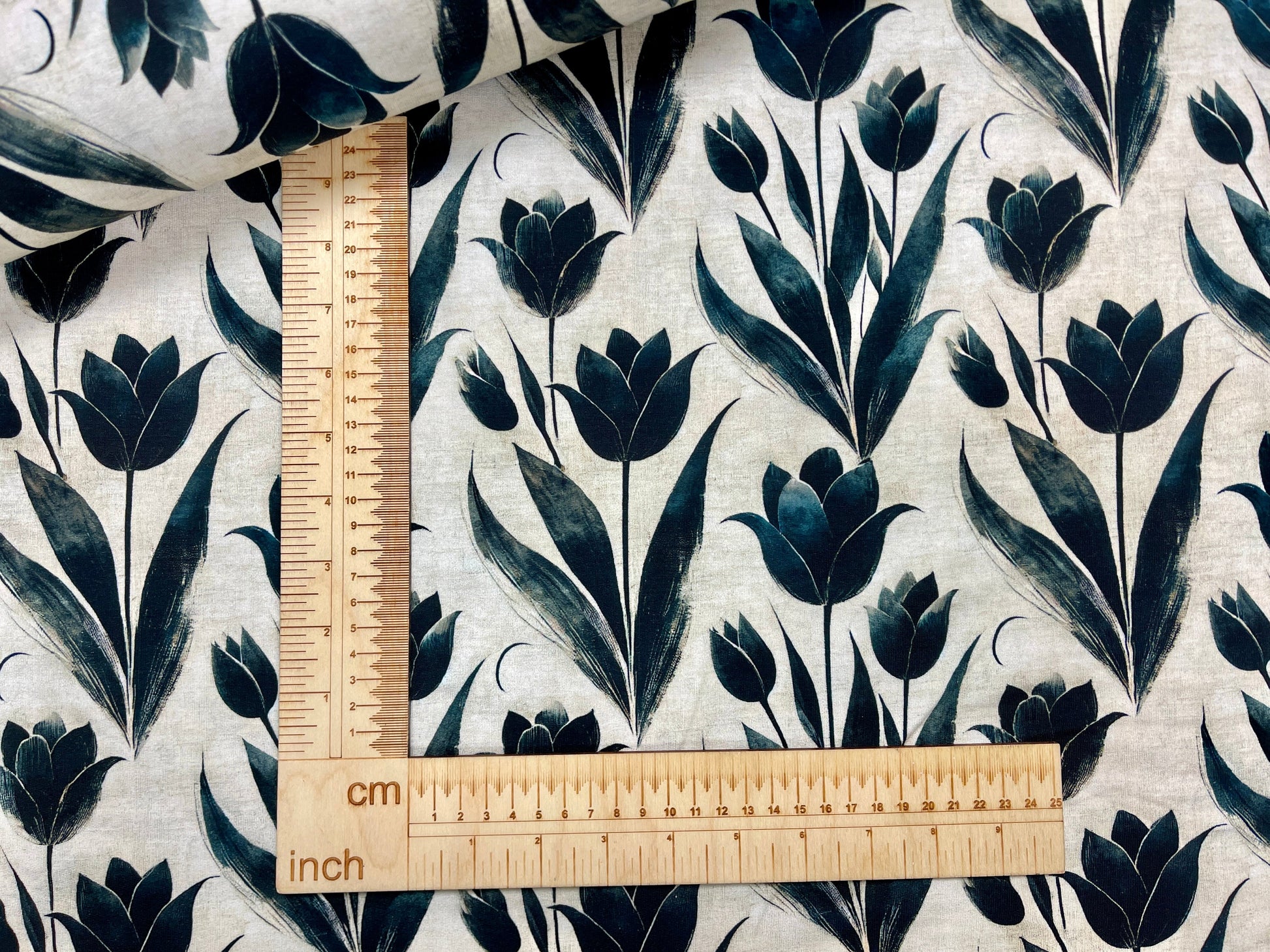 Kokvilnas cilpiņtrikotāža - melnās tulpes 250 g/m²