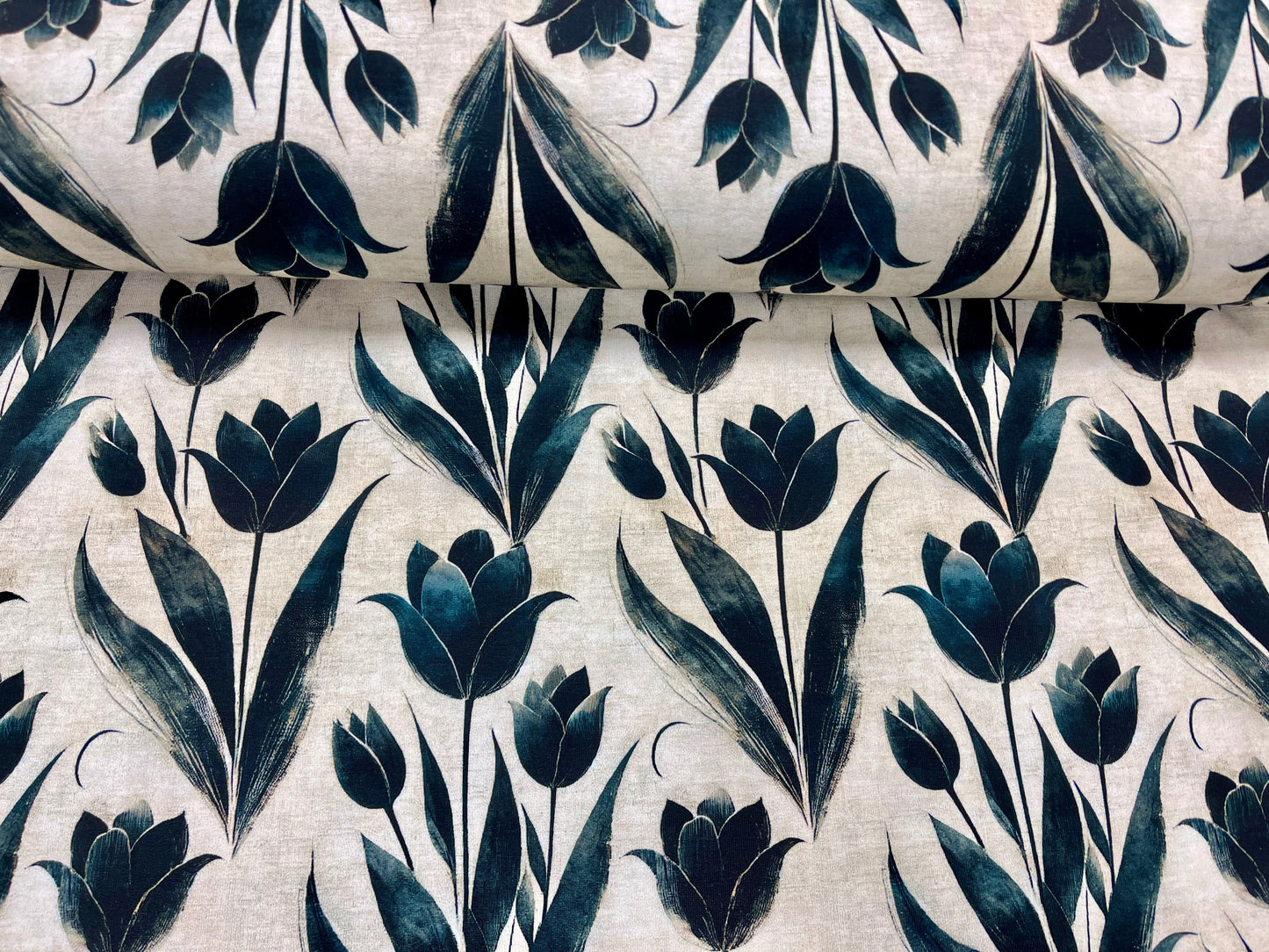 Kokvilnas cilpiņtrikotāža - melnās tulpes 250 g/m²