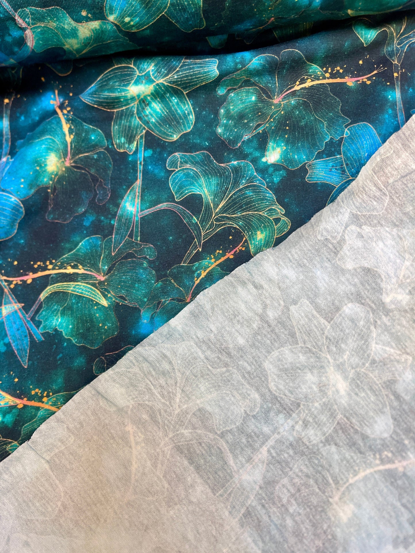 Attēls ar Kokvilnas trikotāža - kosmiskie ziedi 200 g/m² – pieejams Šarlotes audumi