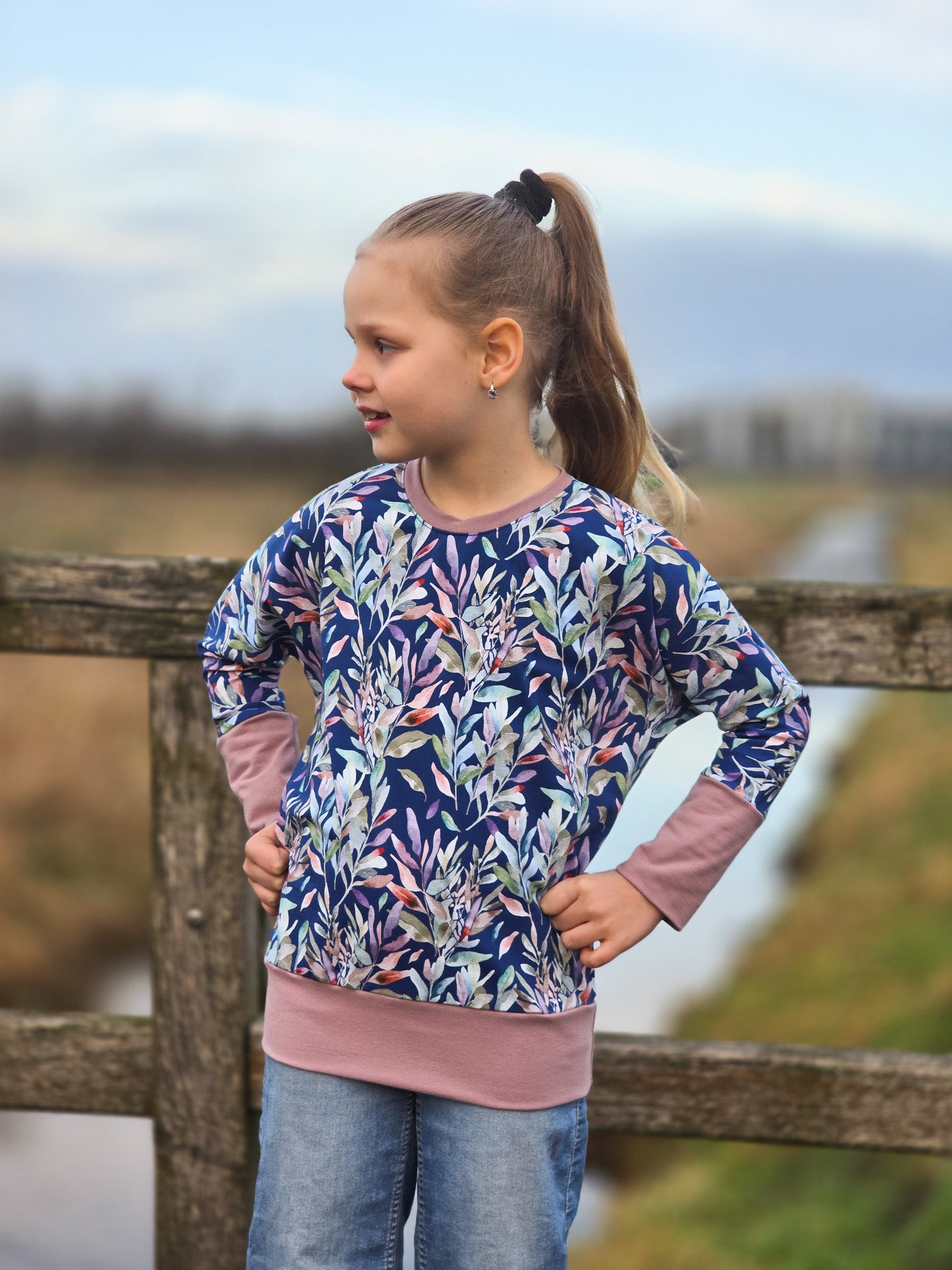 Kokvilnas trikotāža - lapas uz zila fona 200 g/m²