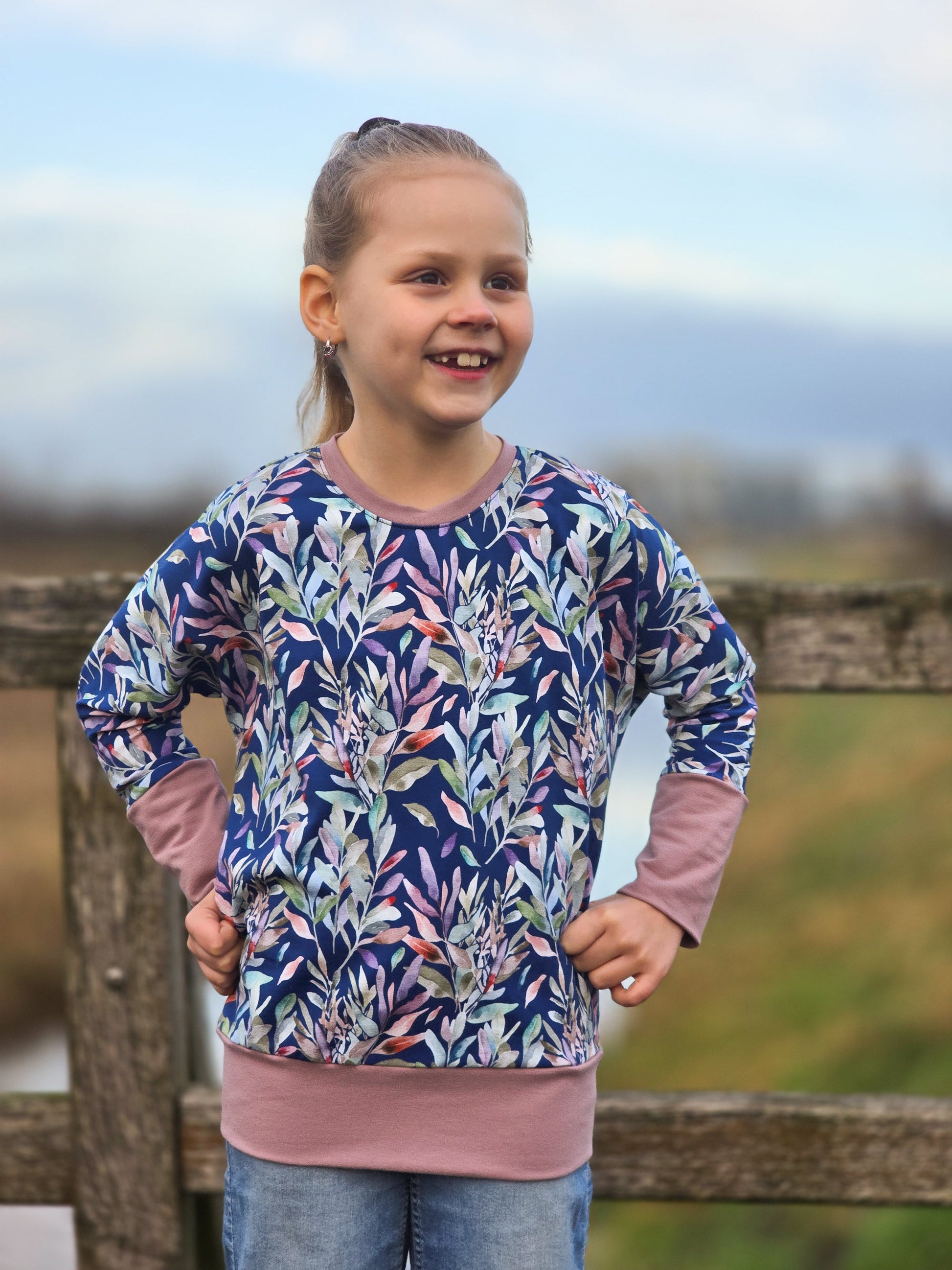 Kokvilnas trikotāža - lapas uz zila fona 200 g/m²