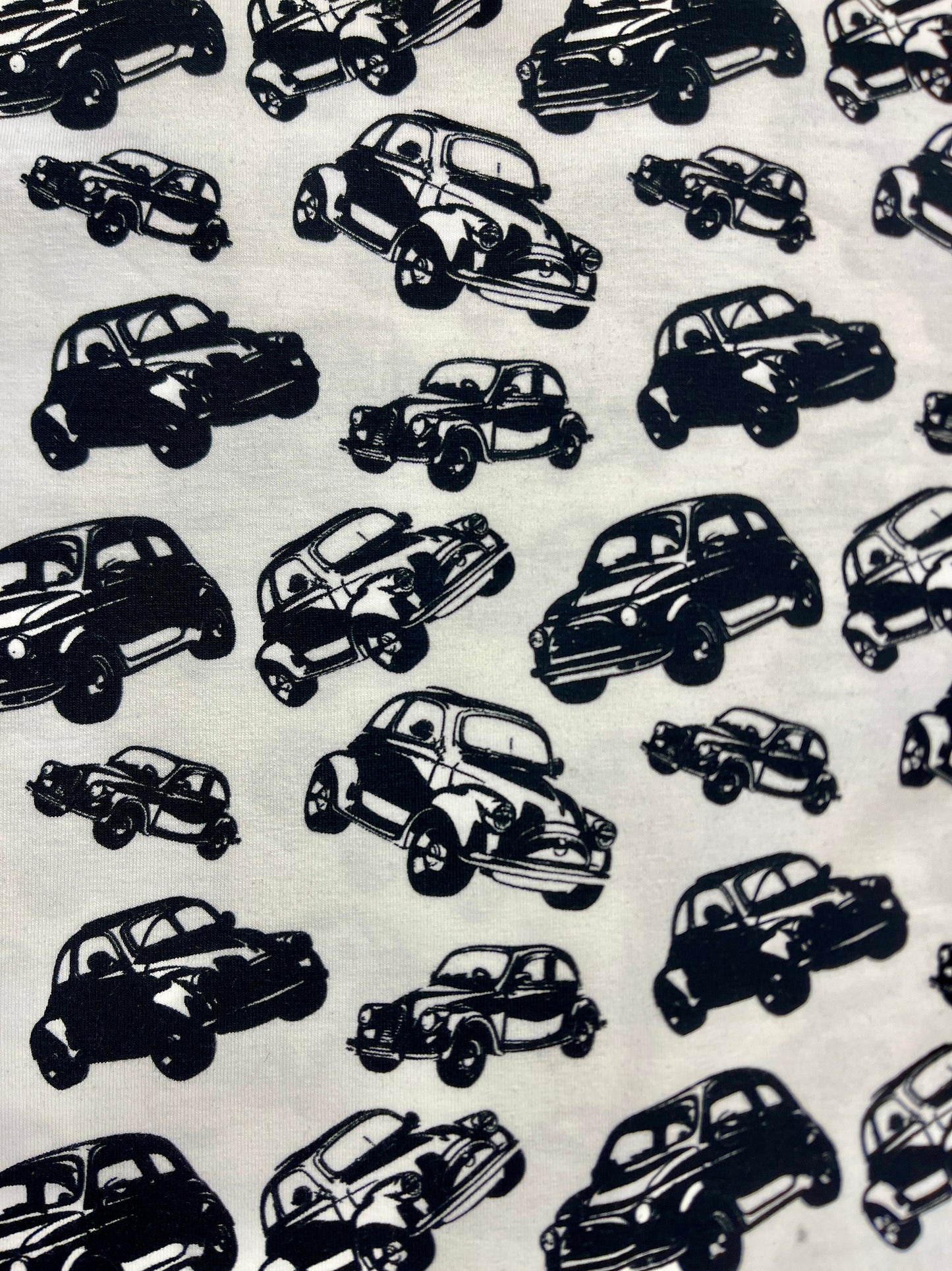 Kokvilnas trikotāža - melni auto uz balta fona 200 g/m²