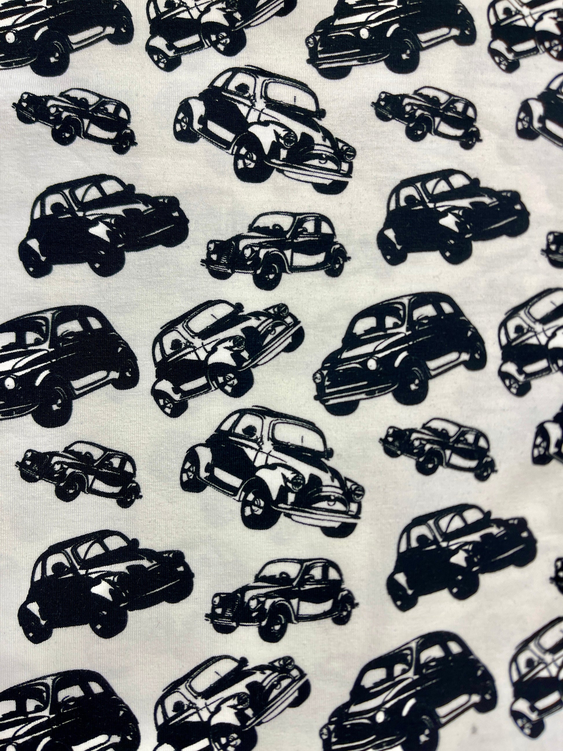 Kokvilnas trikotāža - melni auto uz balta fona 200 g/m²