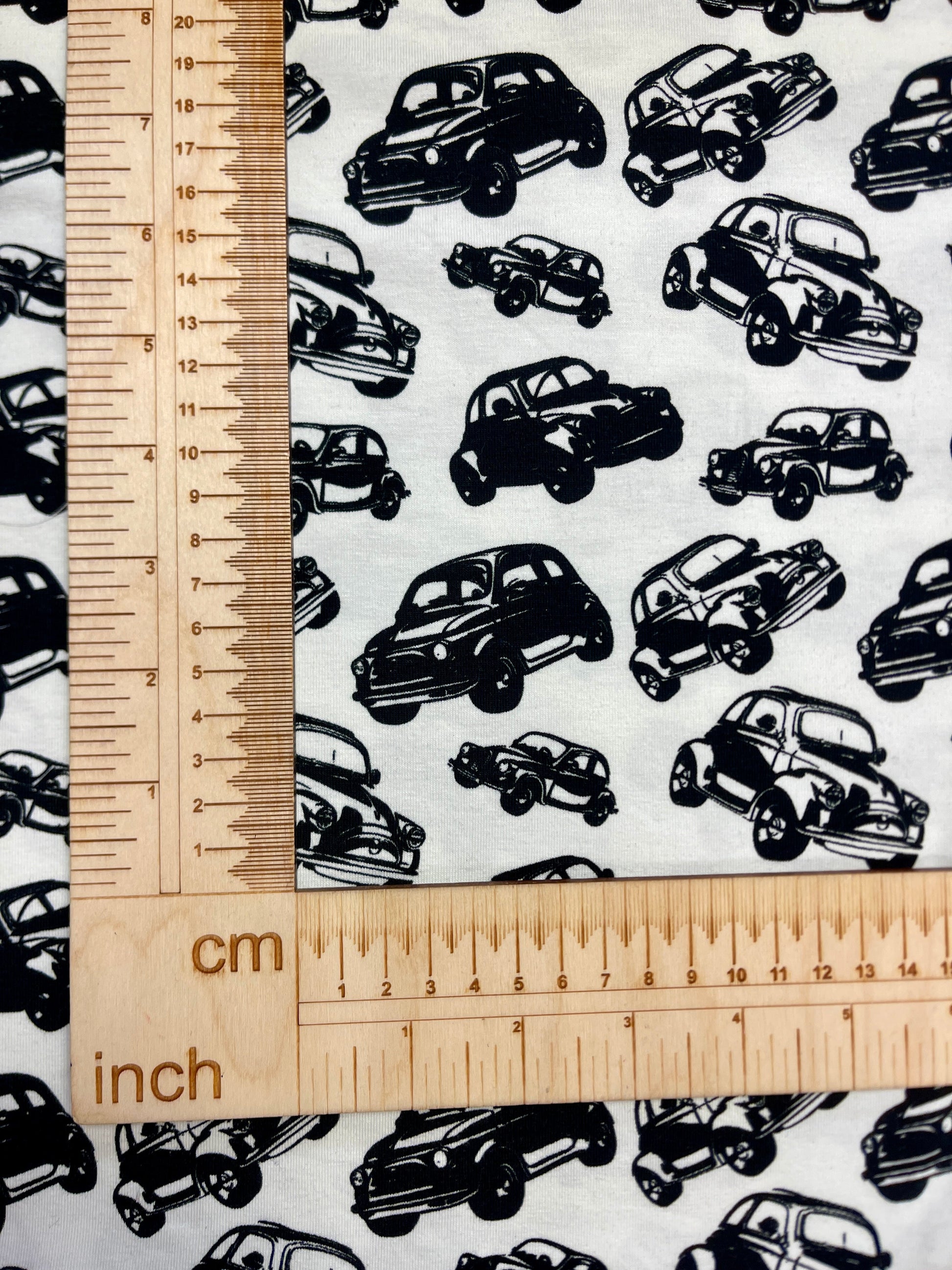 Kokvilnas trikotāža - melni auto uz balta fona 200 g/m²