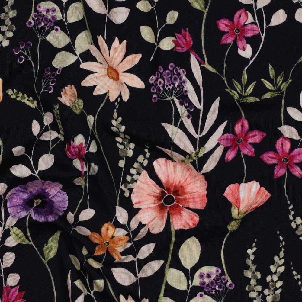 Kokvilnas trikotāža - pļava uz melna fona 200 g/m²