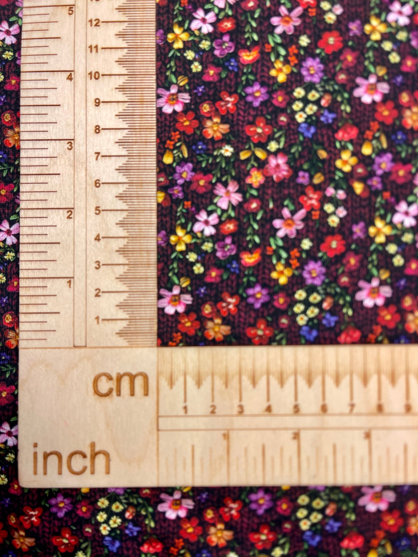 Kokvilnas trikotāža - smalki ziediņi ar adījuma rakstu fonā 200 g/m²