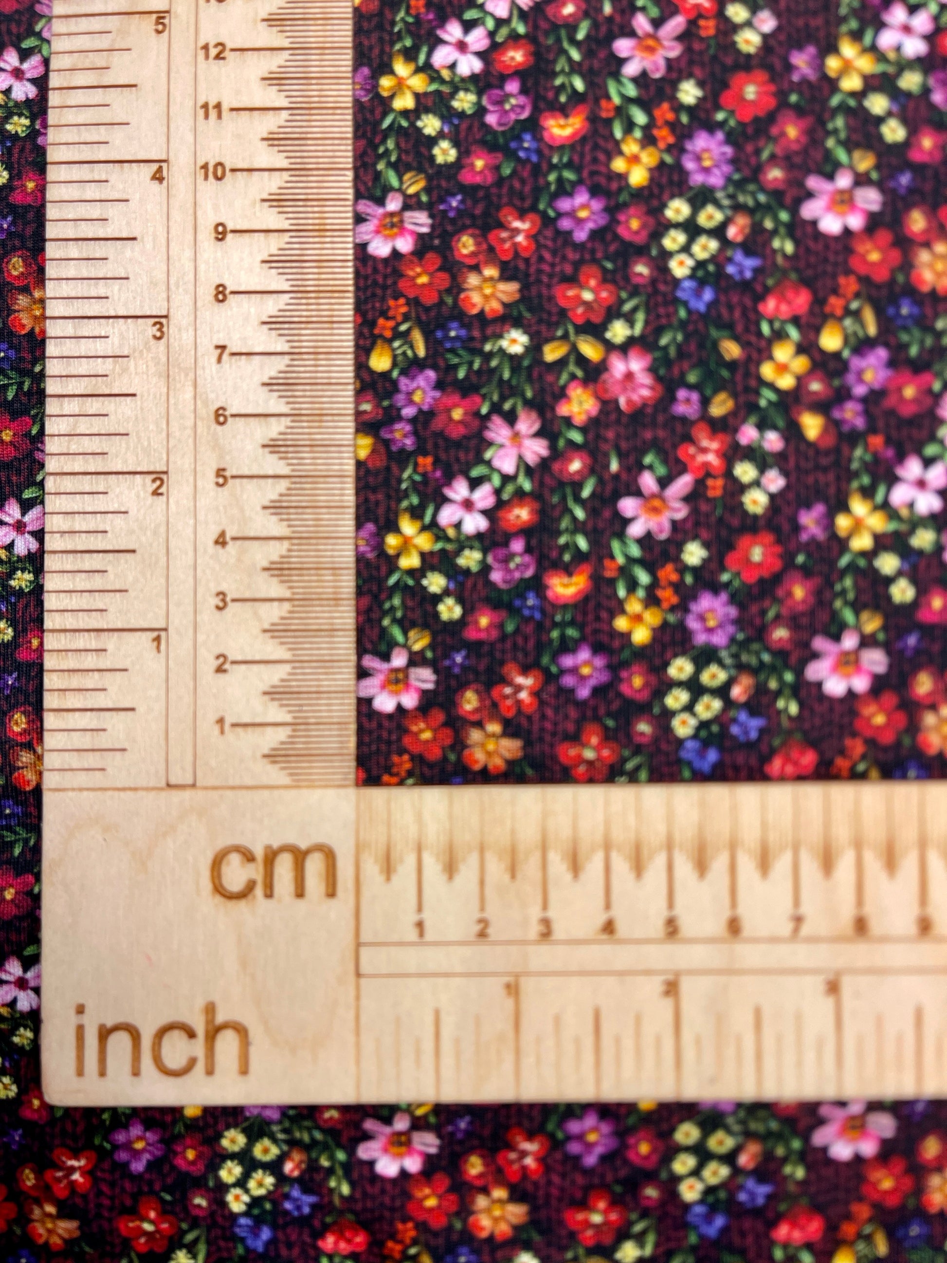 Kokvilnas trikotāža - smalki ziediņi ar adījuma rakstu fonā 200 g/m²