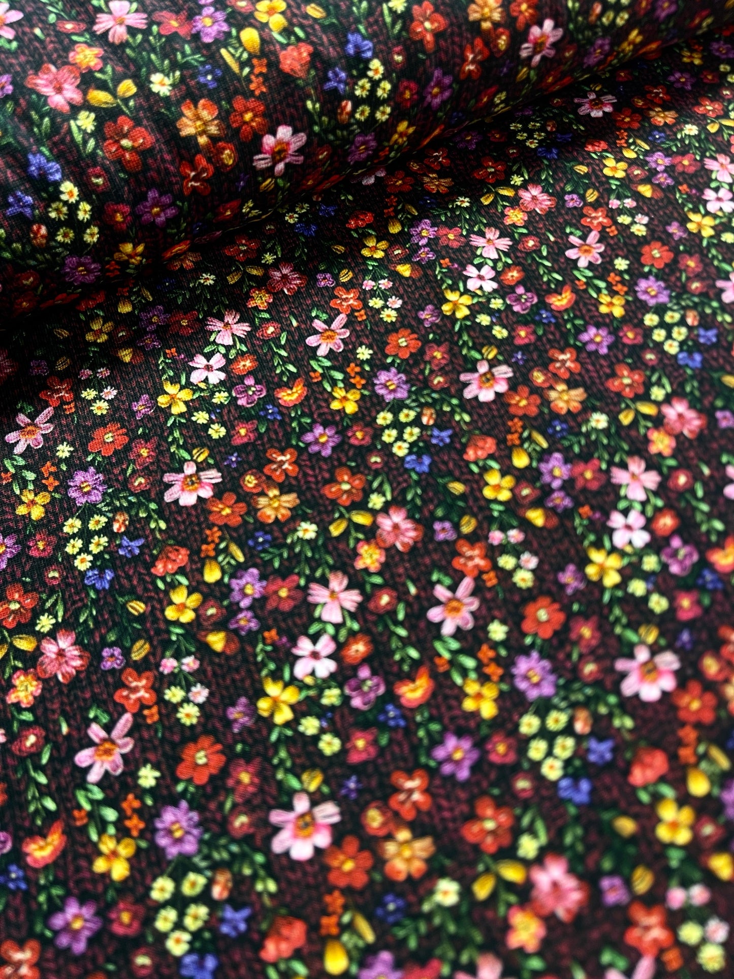 Kokvilnas trikotāža - smalki ziediņi ar adījuma rakstu fonā 200 g/m²