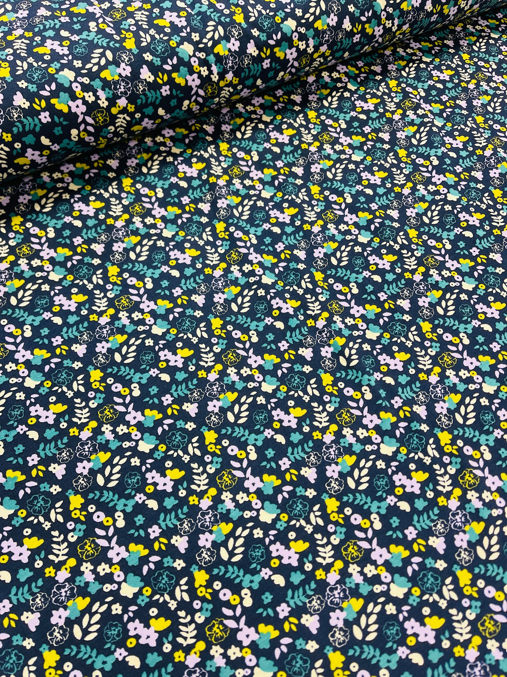 Kokvilnas trikotāža - smalki ziediņi uz tumši zila fona 220 g/m² (GOTS sert.)