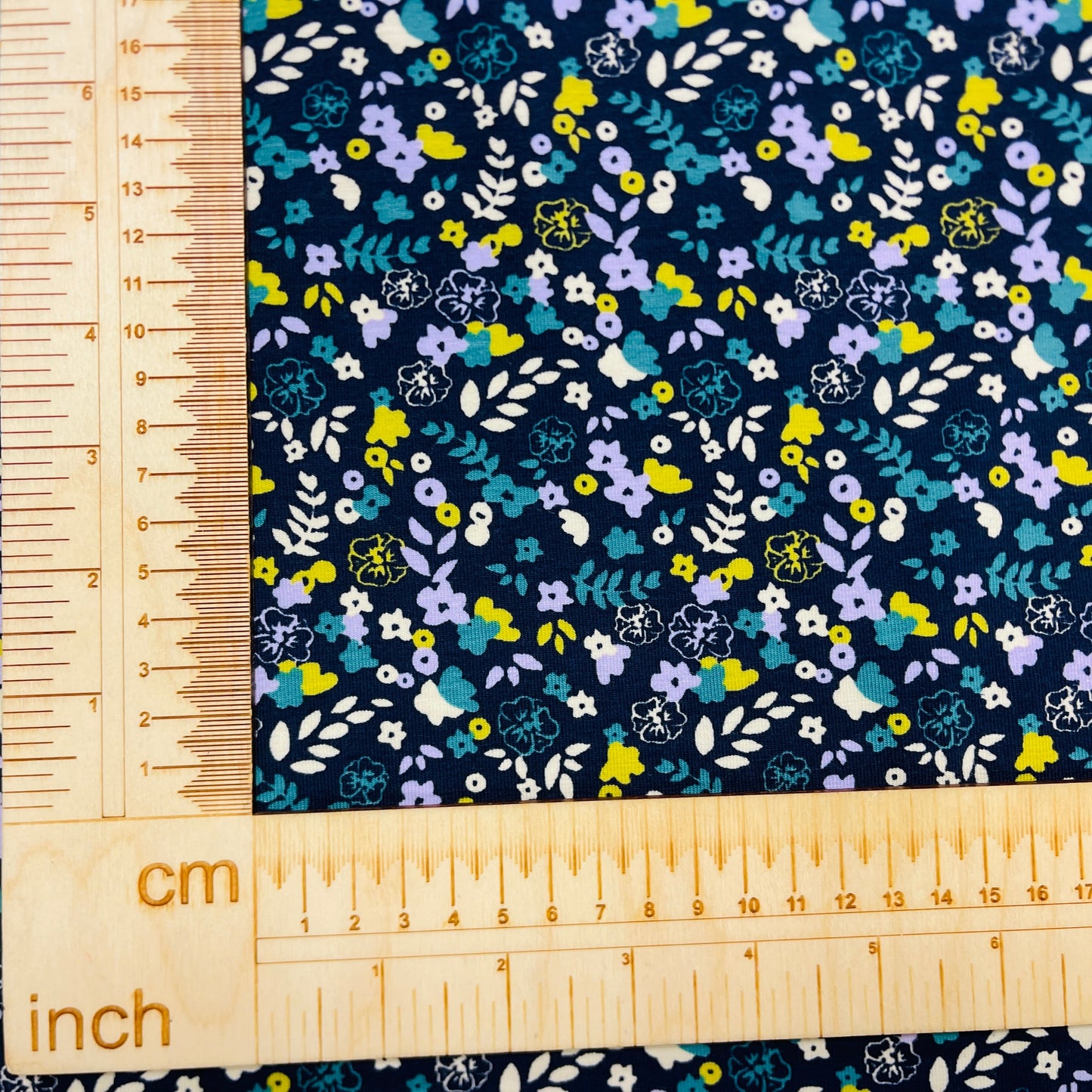 Kokvilnas trikotāža - smalki ziediņi uz tumši zila fona 220 g/m² (GOTS sert.)