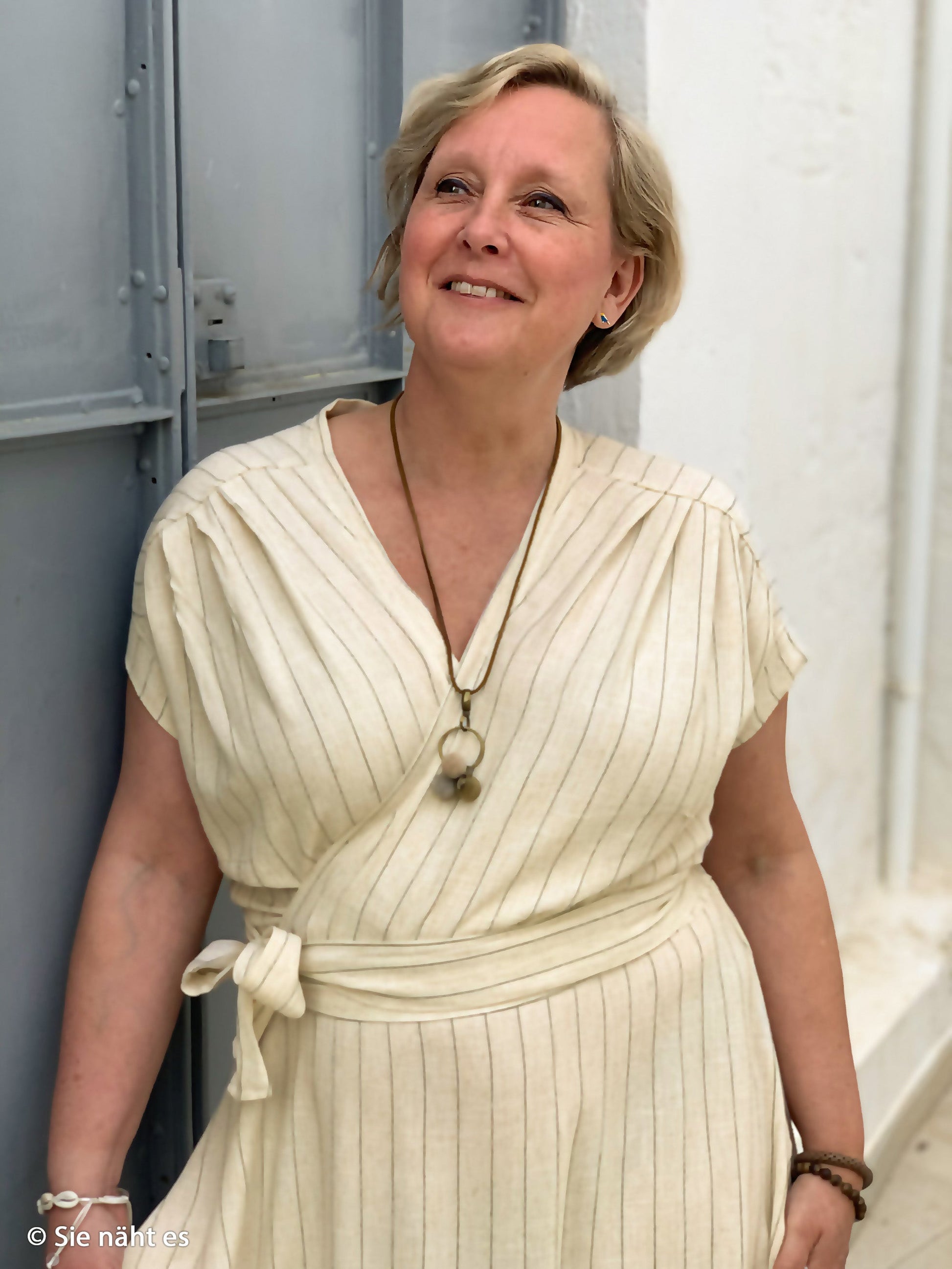 Lins ar viskozi - svītras uz dabīgi bēša fona 200 g/m²