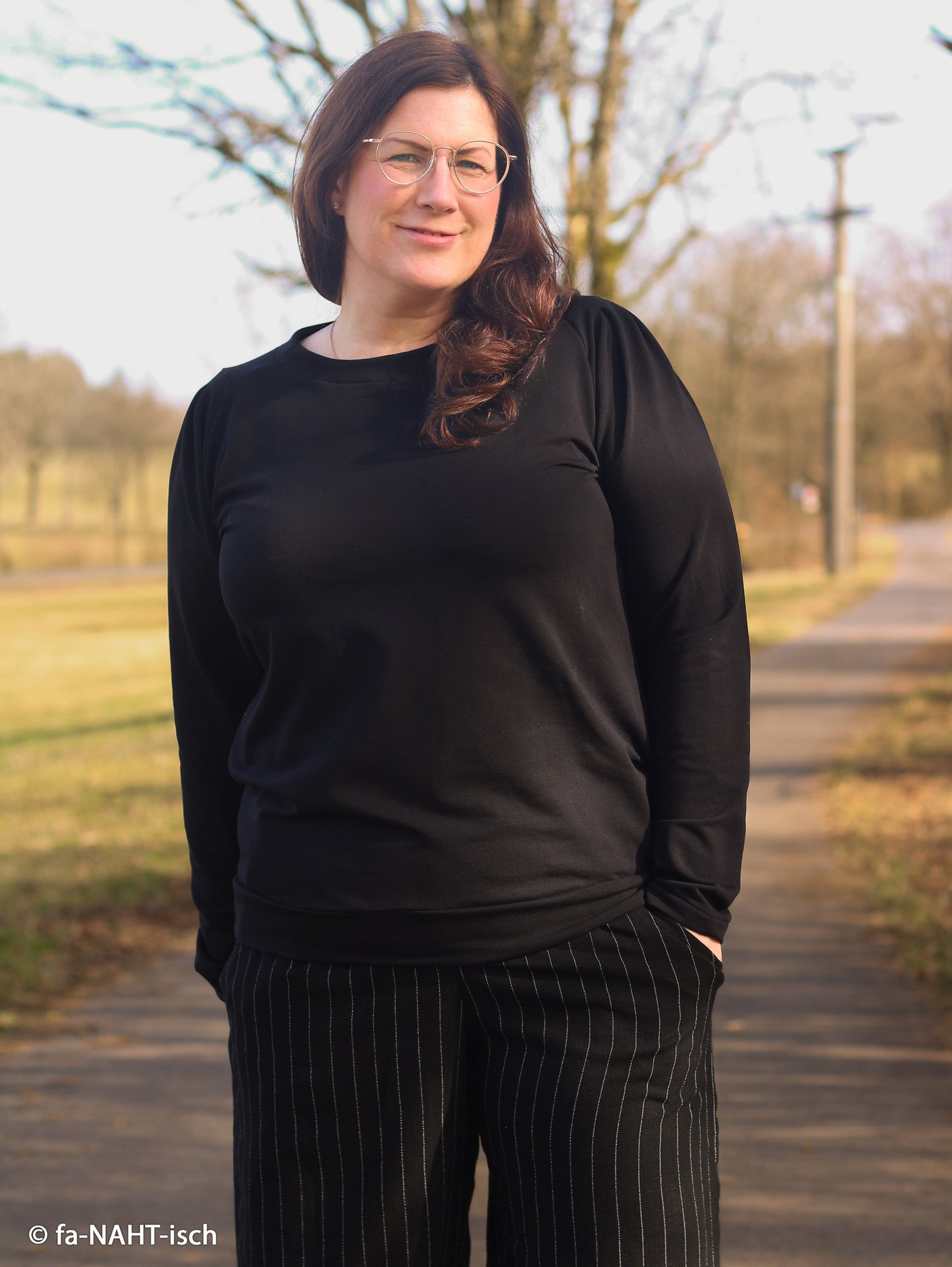 Lins ar viskozi - svītras uz melna fona 200 g/m²