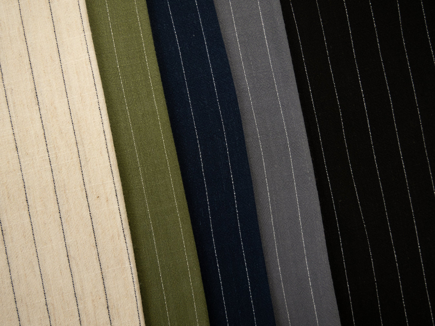 Lins ar viskozi - svītras uz melna fona 200 g/m²