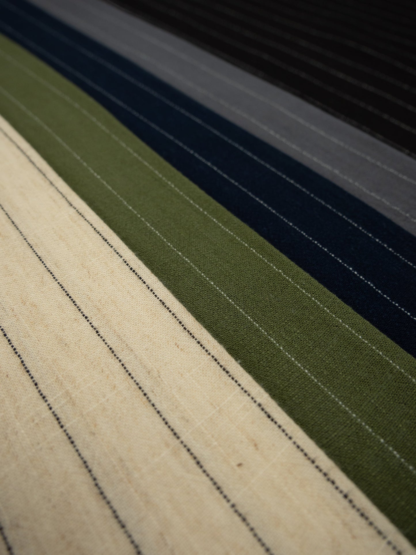 Lins ar viskozi - svītras uz melna fona 200 g/m²