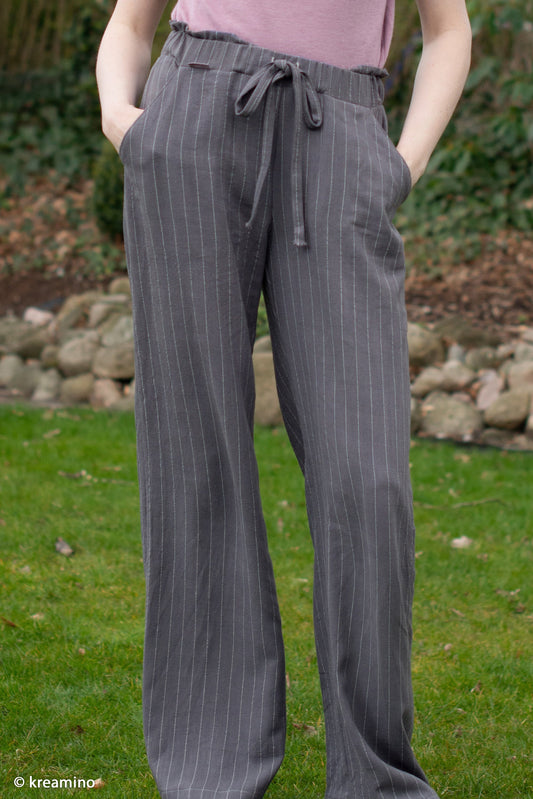 Lins ar viskozi - svītras uz tumši pelēka fona 200 g/m²