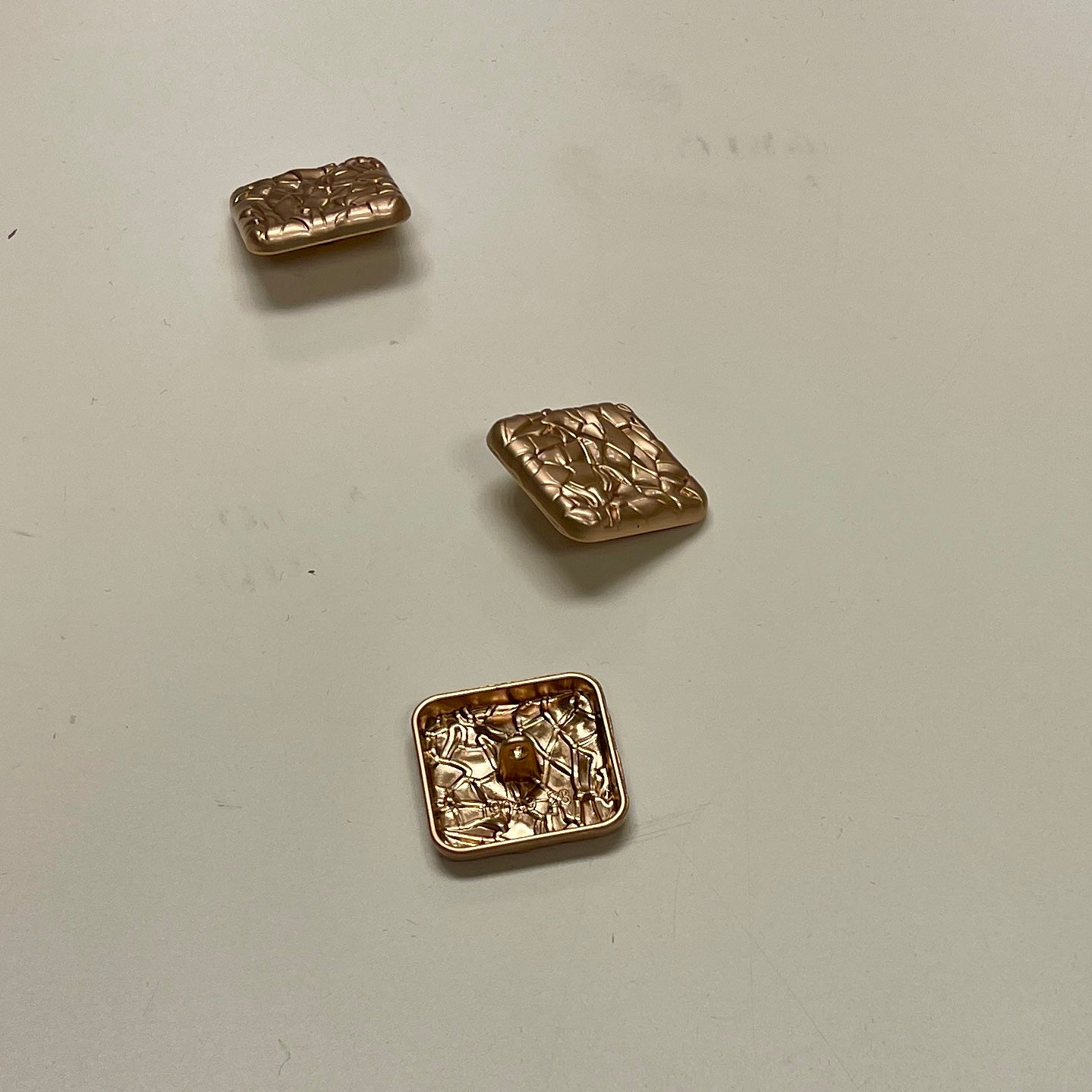 Metāla pogas uz kājiņas 20 mm - kvadrāts zelta