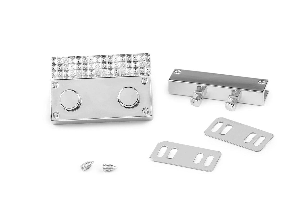 Nuotrauka su metaline rankinės sagtimi 27 × 41 mm – sidabrinės spalvos – galima įsigyti internetu Šarlotės audiniai