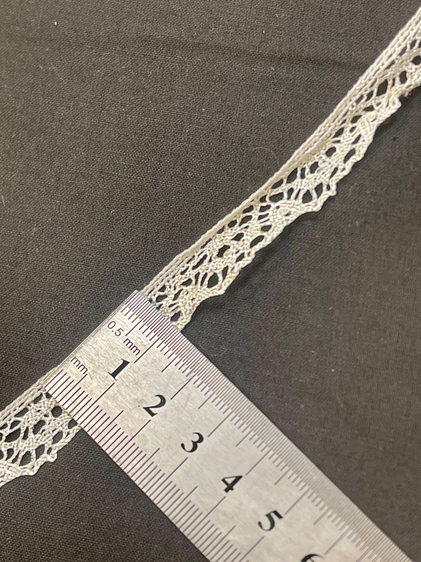 Nuotrauka su 1,3 cm šampano spalvos nėriniais – galima įsigyti internetu Šarlotės audiniai