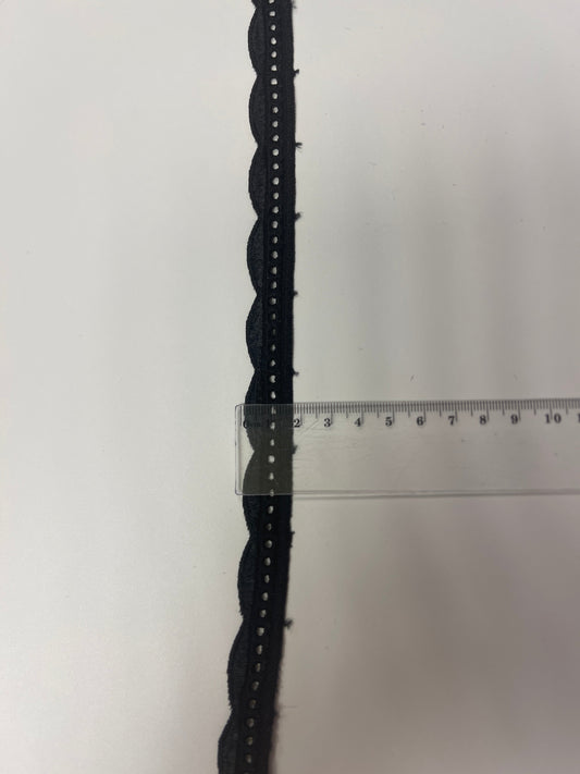 Nuotrauka su 2 cm juodais nėriniais – prieinama internete Šarlotes audumi