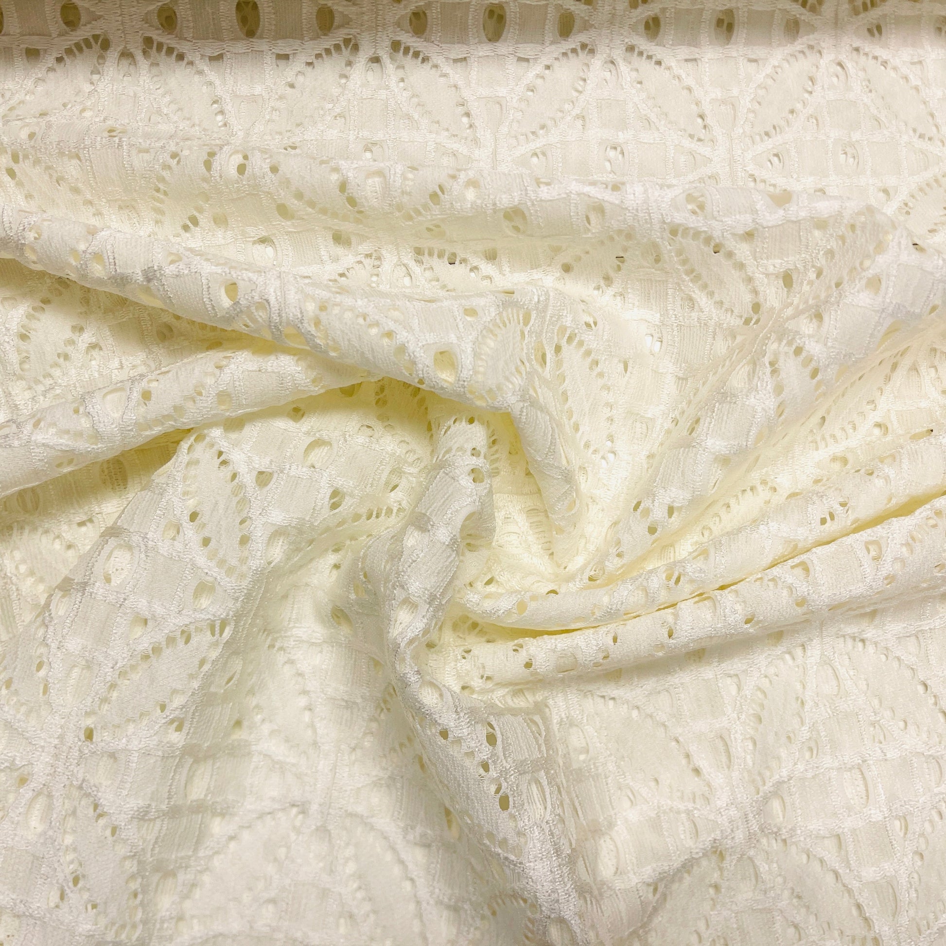 Mežģīņu audums - piena balts 150 g/m²