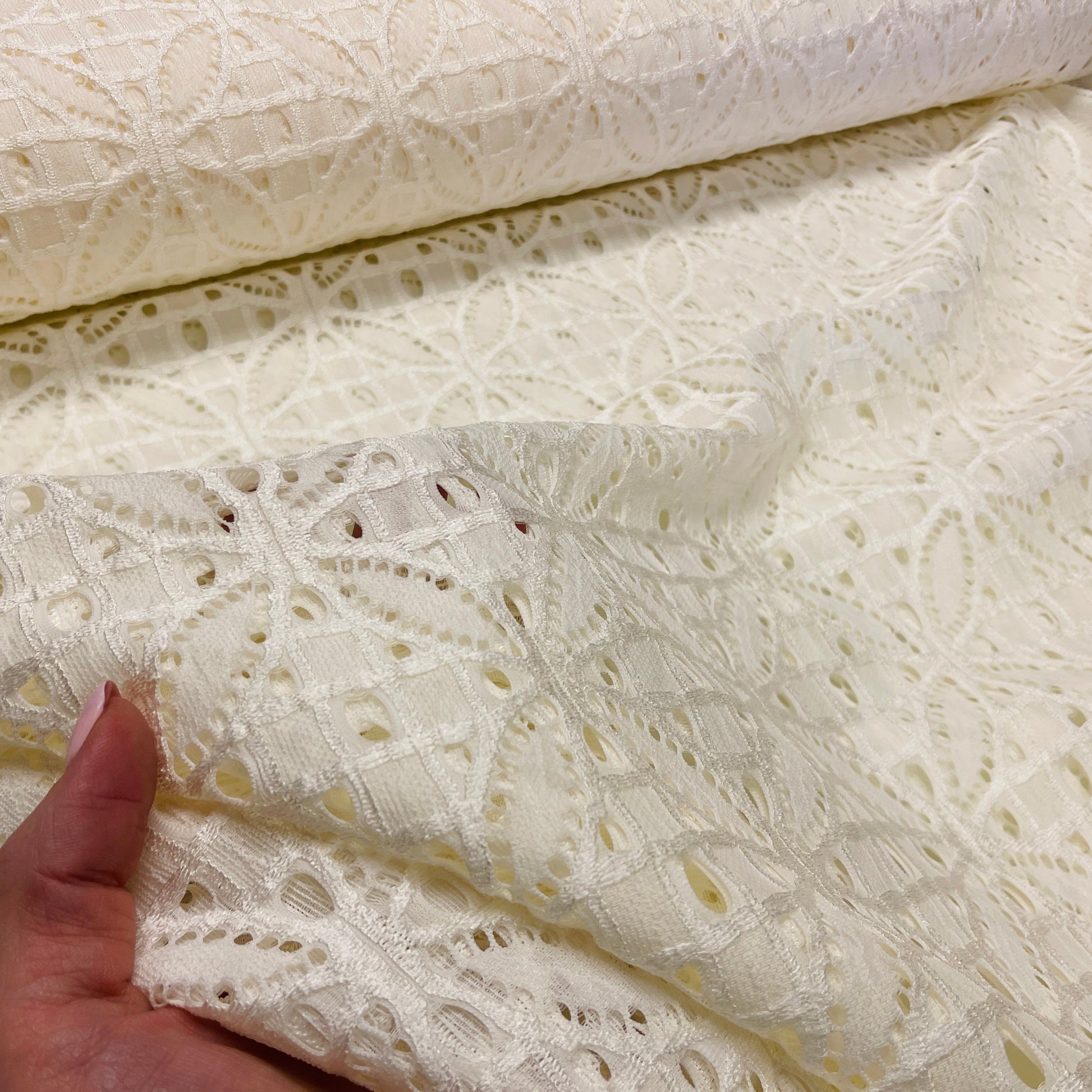 Mežģīņu audums - piena balts 150 g/m²