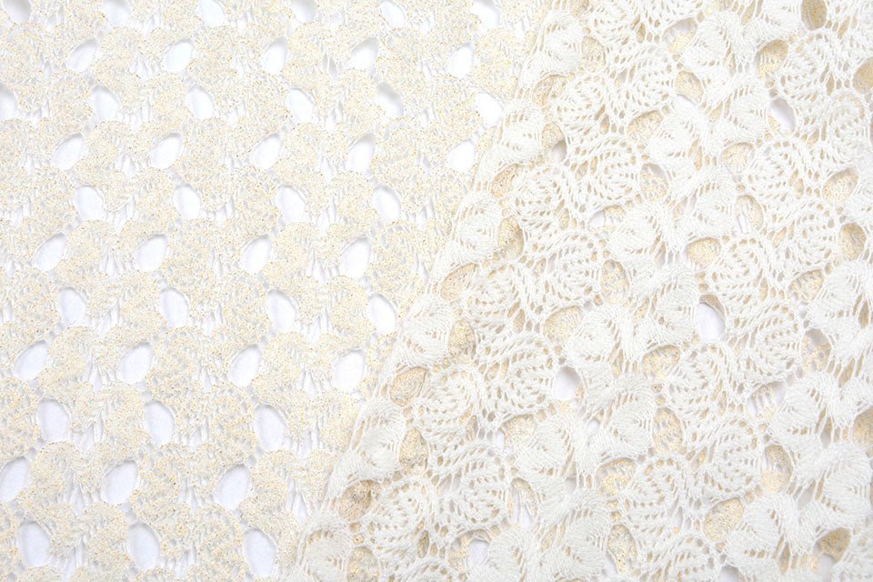 Mežģīņu audums - piena balts ar zelta akcentiem 170 g/m²