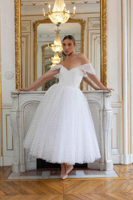 Image of soft tulle with pom-poms-white 40 g/m² – available at Šarlotes audumi