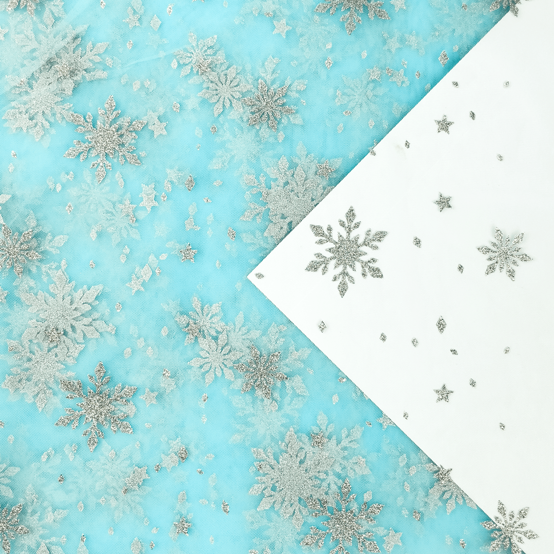 Attēls ar Mīksts tills ar sudraba sniegpārsliņām - aqua tonis 30 g/m² – pieejams Šarlotes audumi