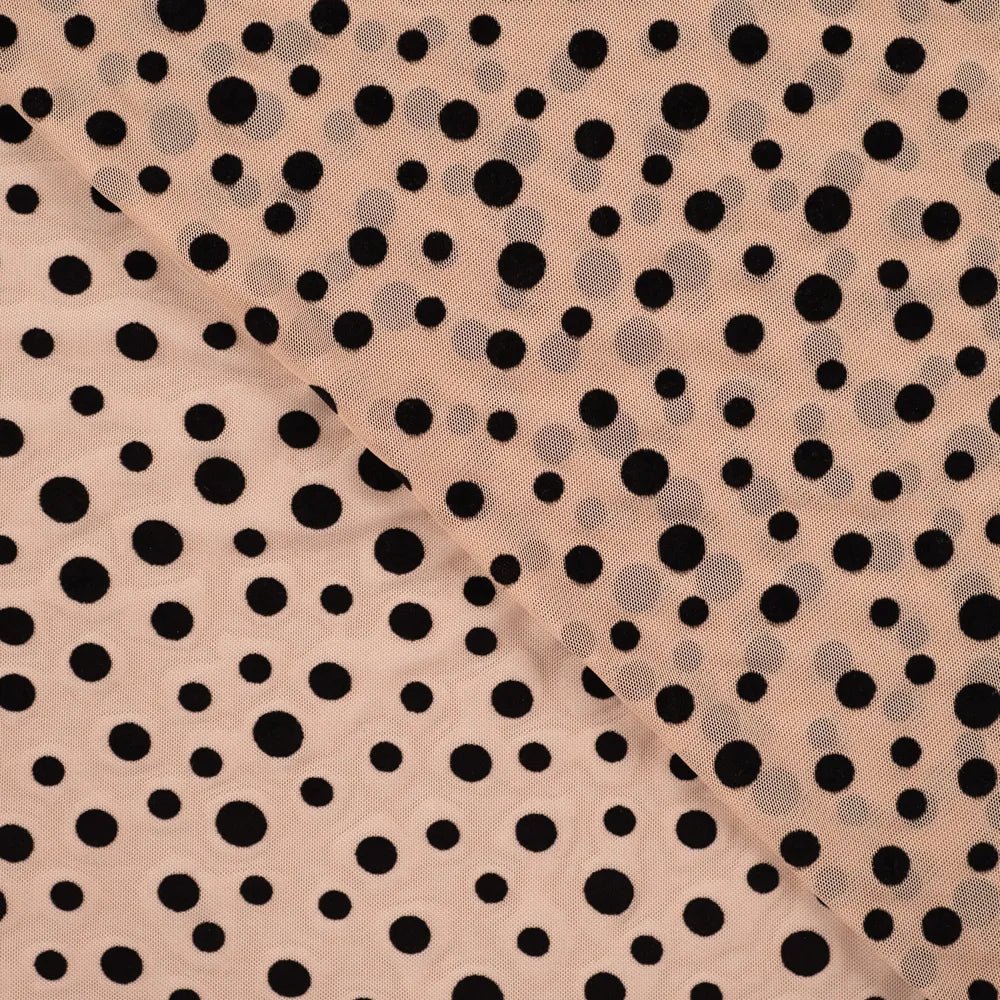 Mīksts tills(Mesh) ar samta pumpiņām - melnas pumpiņas uz bēša fona