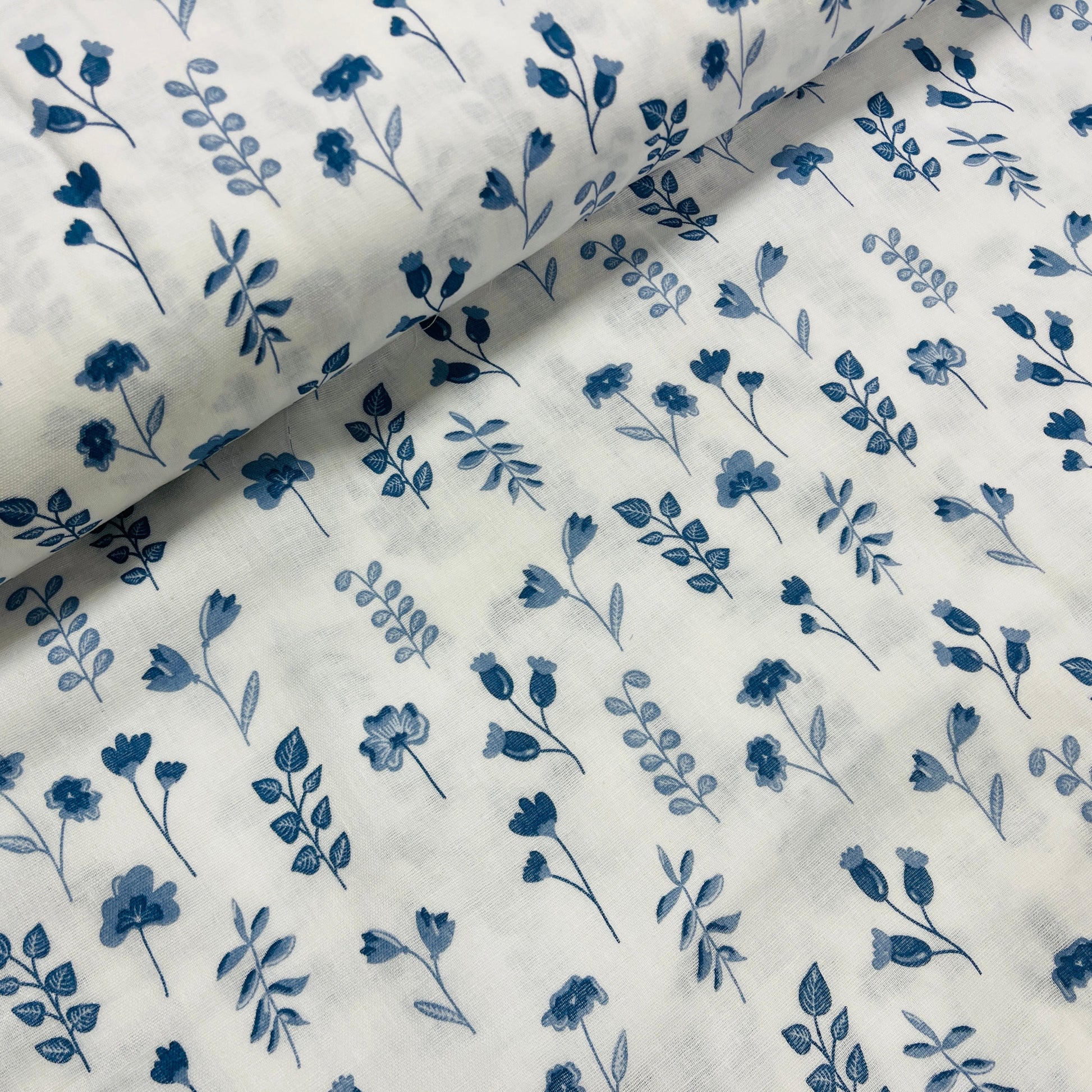 Muslīns - lapiņas zilos toņos 140 g/m²