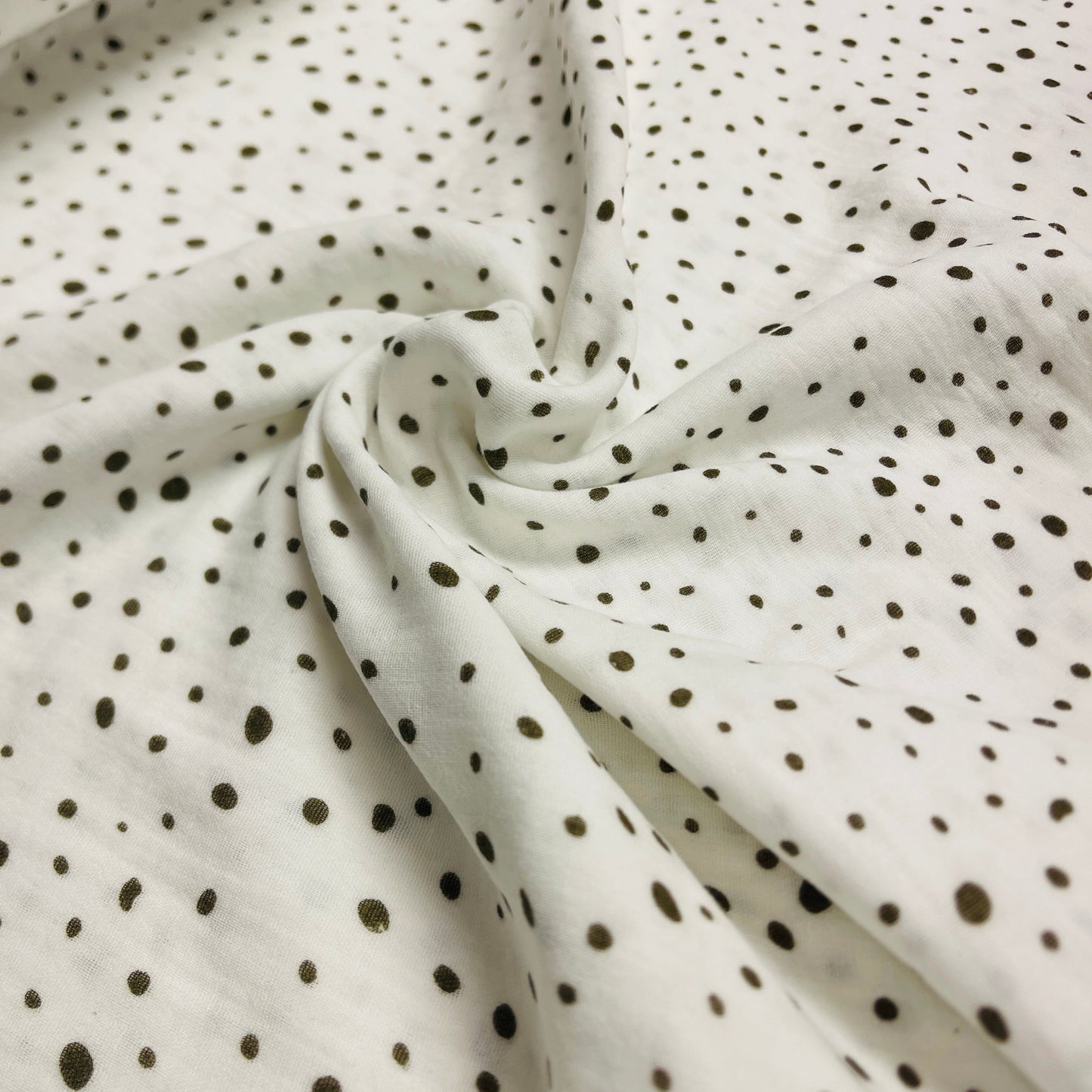 Muslīns - zaļganbrūni punkti 140 g/m²